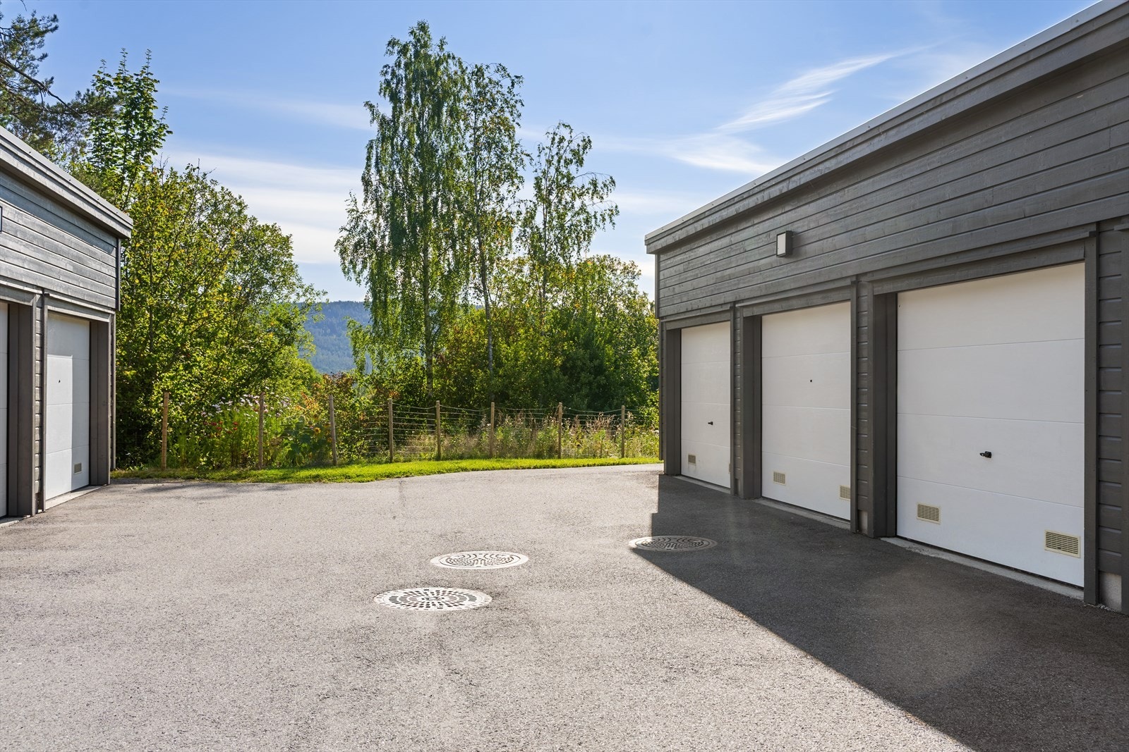 Til leiligheten følger en garasjeplass med installert ladestasjon for elbil. Galleribilde