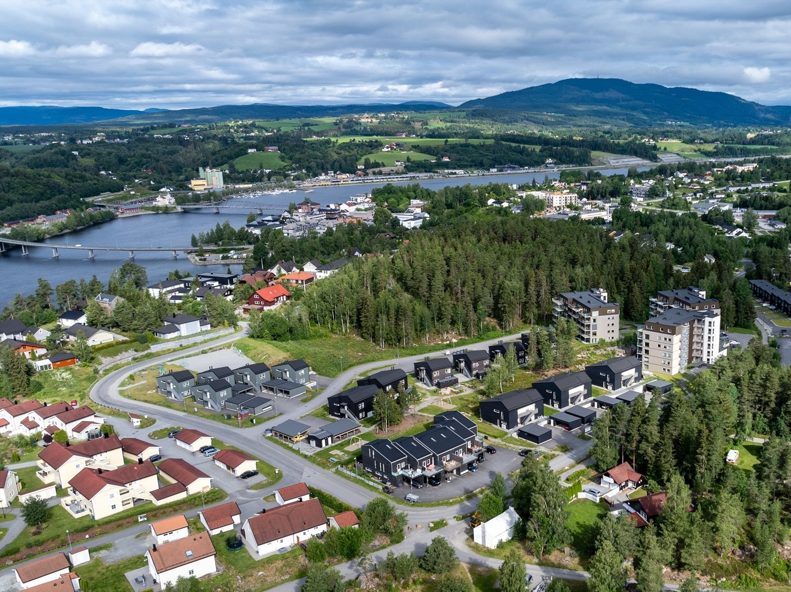 Kort vei ned til Sundet og Eidsvoll Stasjon Galleribilde