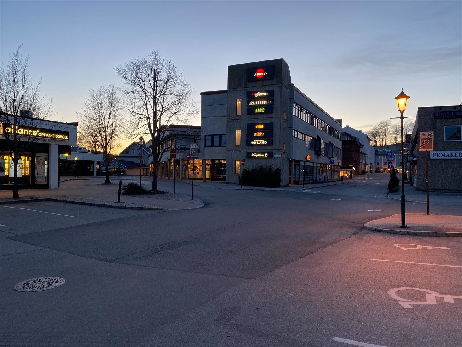 Sundet med butikker, servicetilbud og kommunehus Galleribilde
