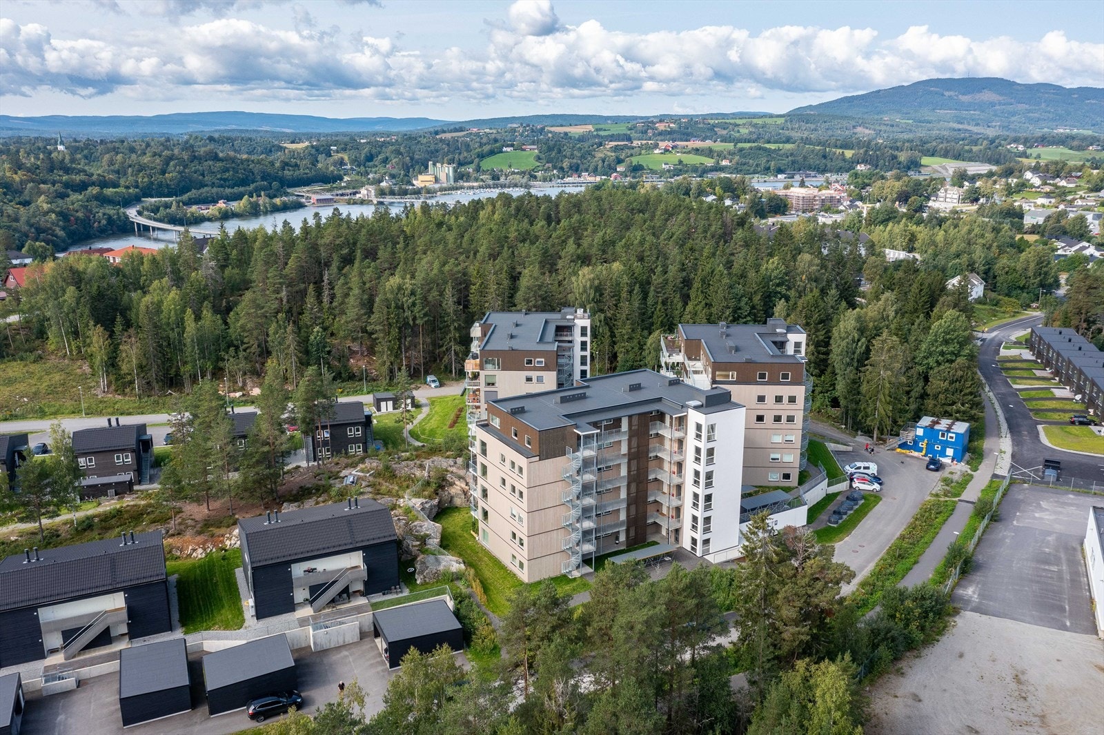 Fasade bakside. Det er etablert gang- og sykkelvei ned mot Sundet Galleribilde