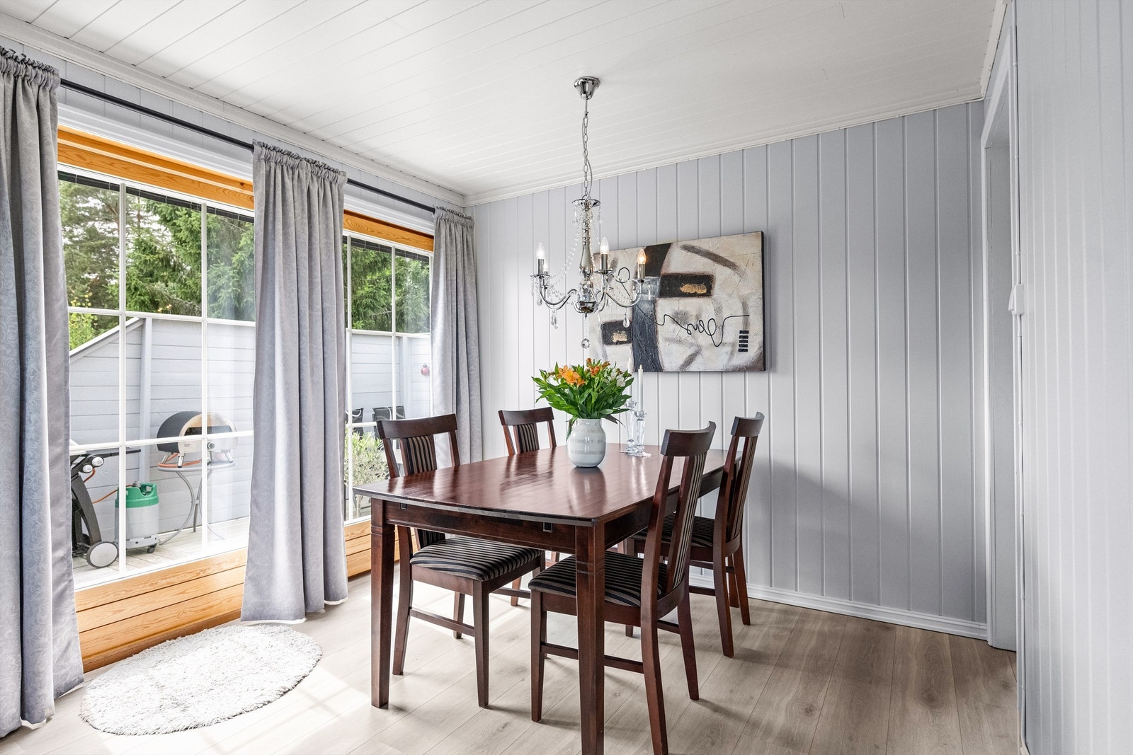 I spisestuen finner du verandadører som leder ut til en stor terrasse. Galleribilde