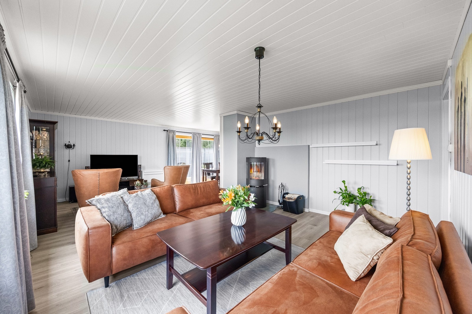Stuen er et naturlig samlingspunkt med god plass til både sofagruppe og spisebord. Galleribilde