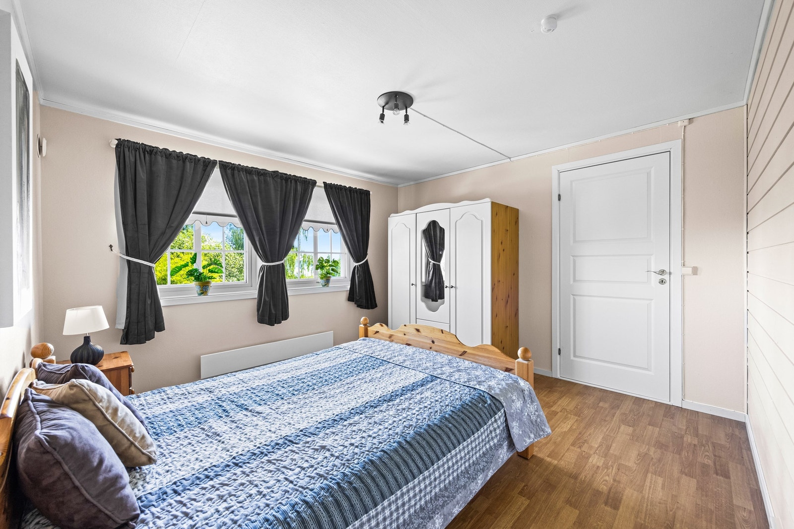 Soverommet har god plass til garderobeskap. Galleribilde