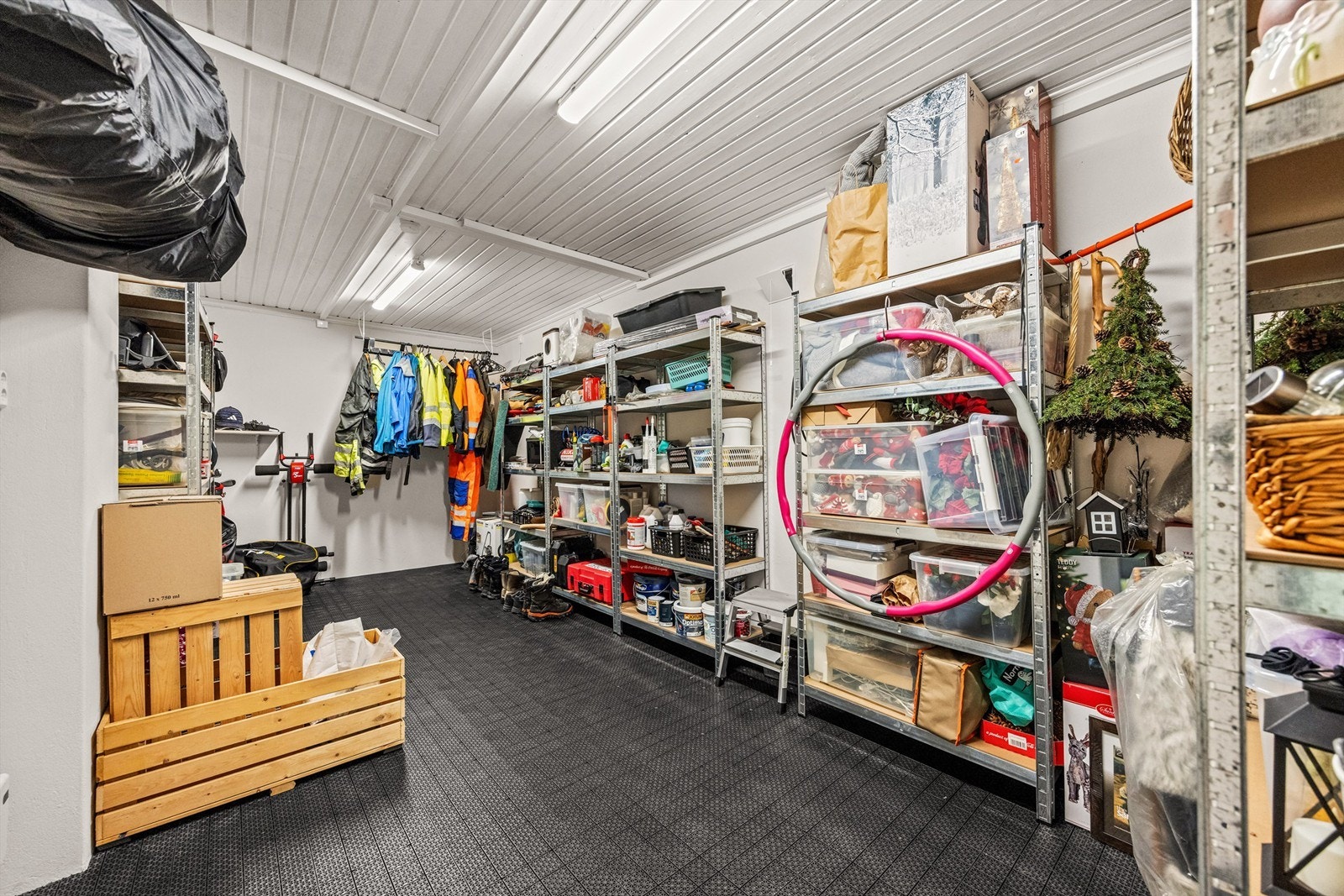 Boligen har flere boder som gir rikelig med lagringsplass. Galleribilde