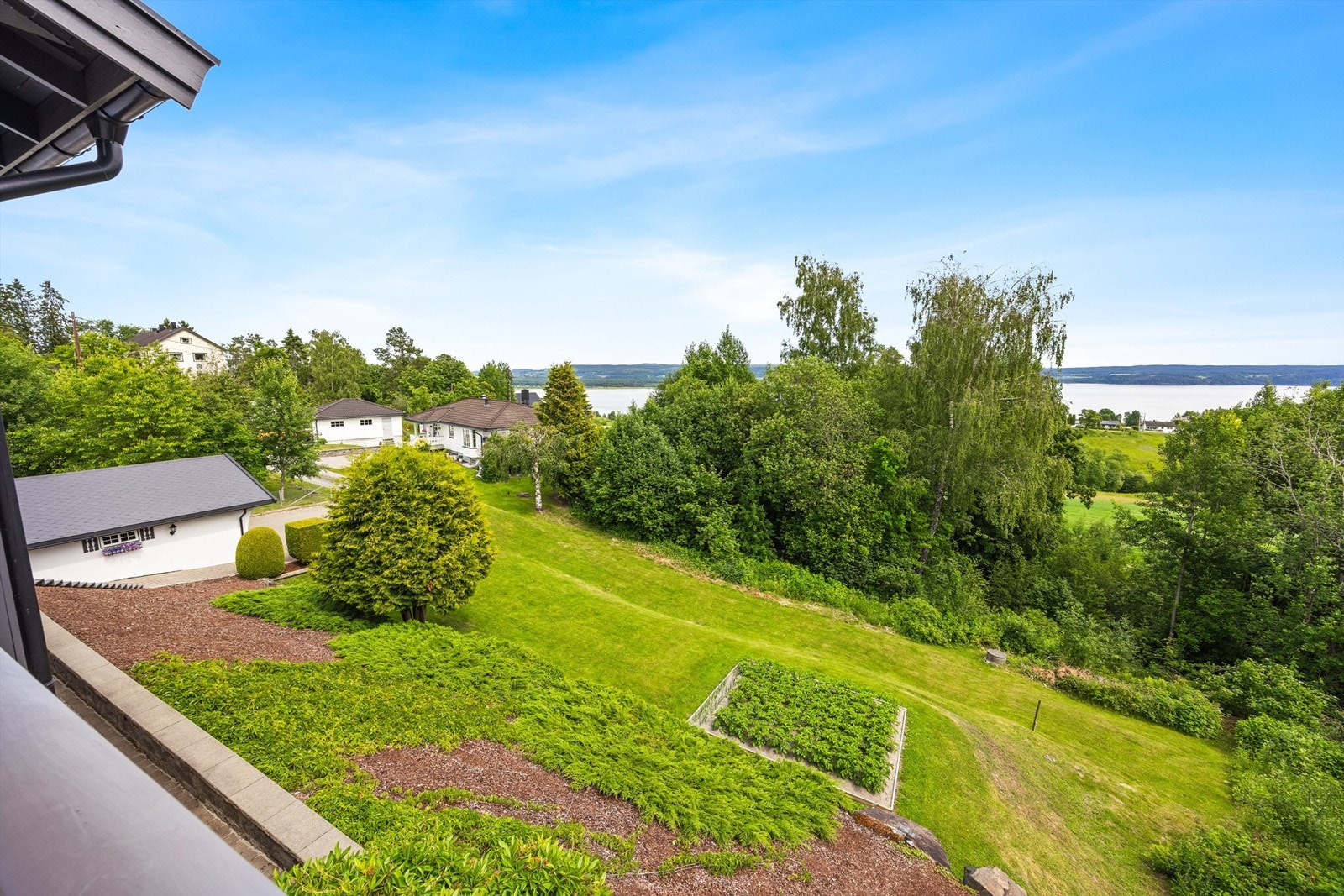 Tomten grenser til friområder og gir en følelse av å bo tett på naturen. Galleribilde