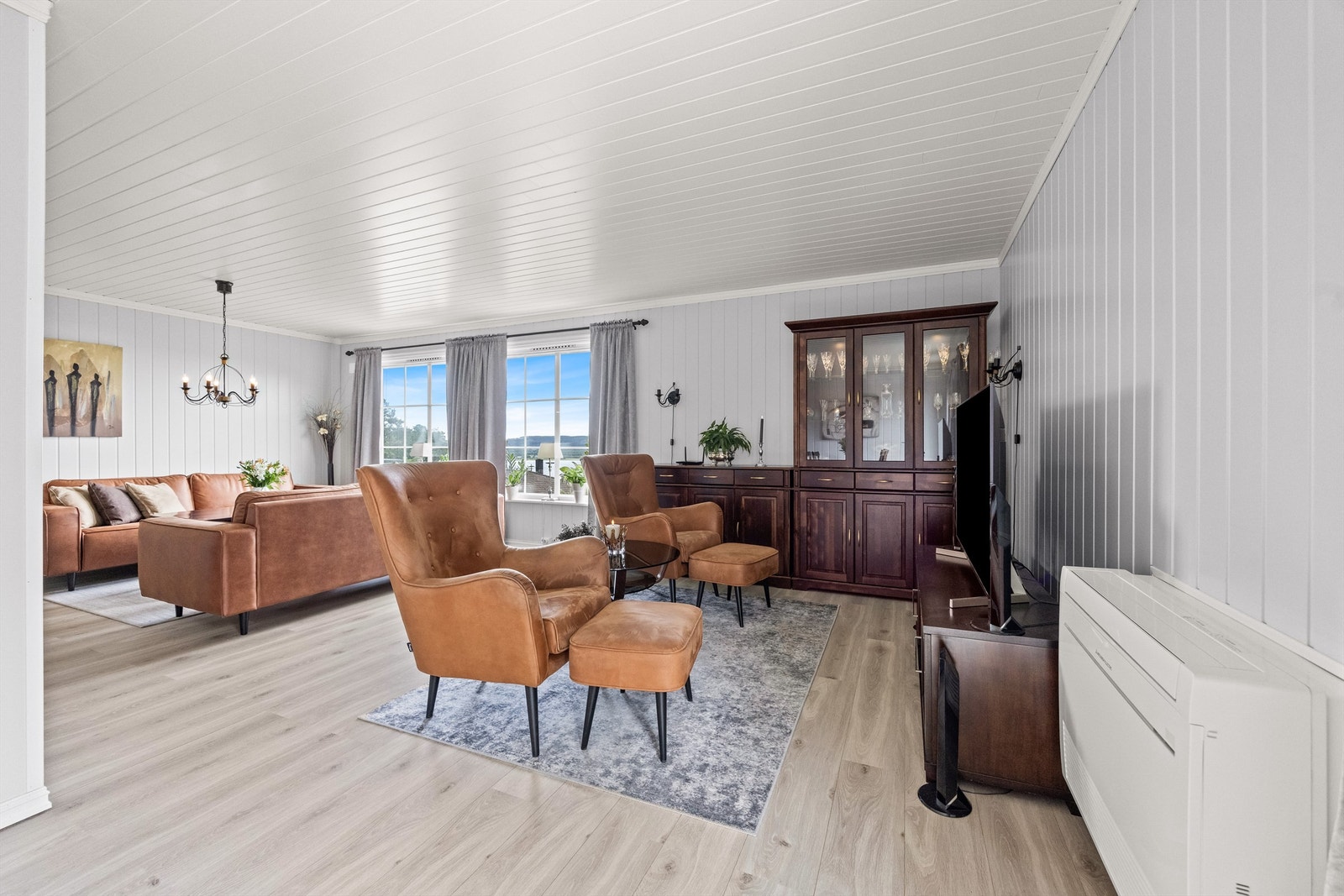 Stuen er romslig og har plass til flere sittegrupper. En varmepumpe sørger for effektiv oppvarming. Galleribilde