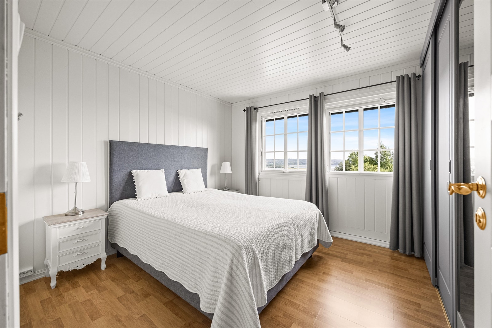 Hovedsoverommet i andre etasje har god plass til dobbeltseng og garderobe. Galleribilde
