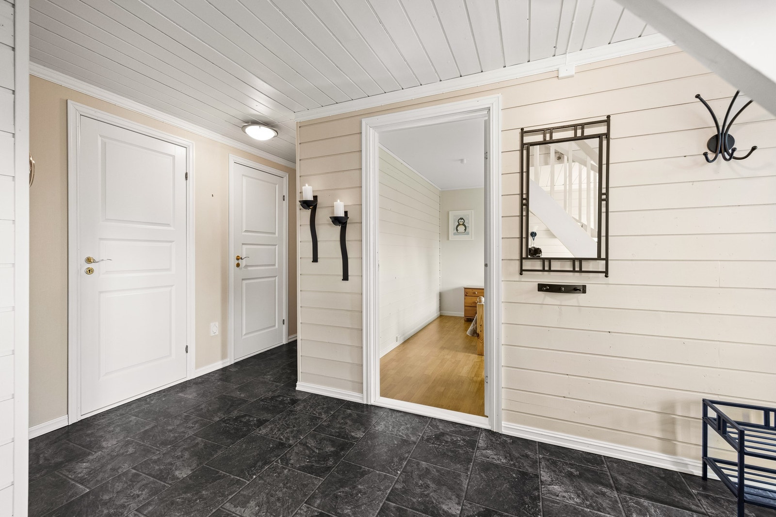 Fra entréen er det tilgang til bad, vaskerom og et soverom. Galleribilde