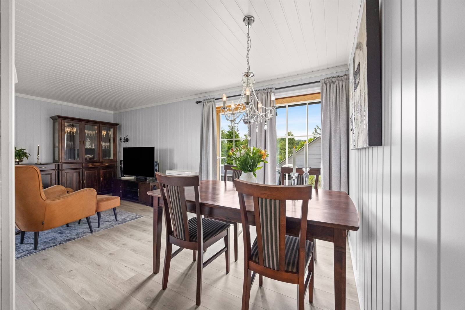Spisestuen har plass til langbord og er plassert i nærheten av kjøkkenet. Galleribilde
