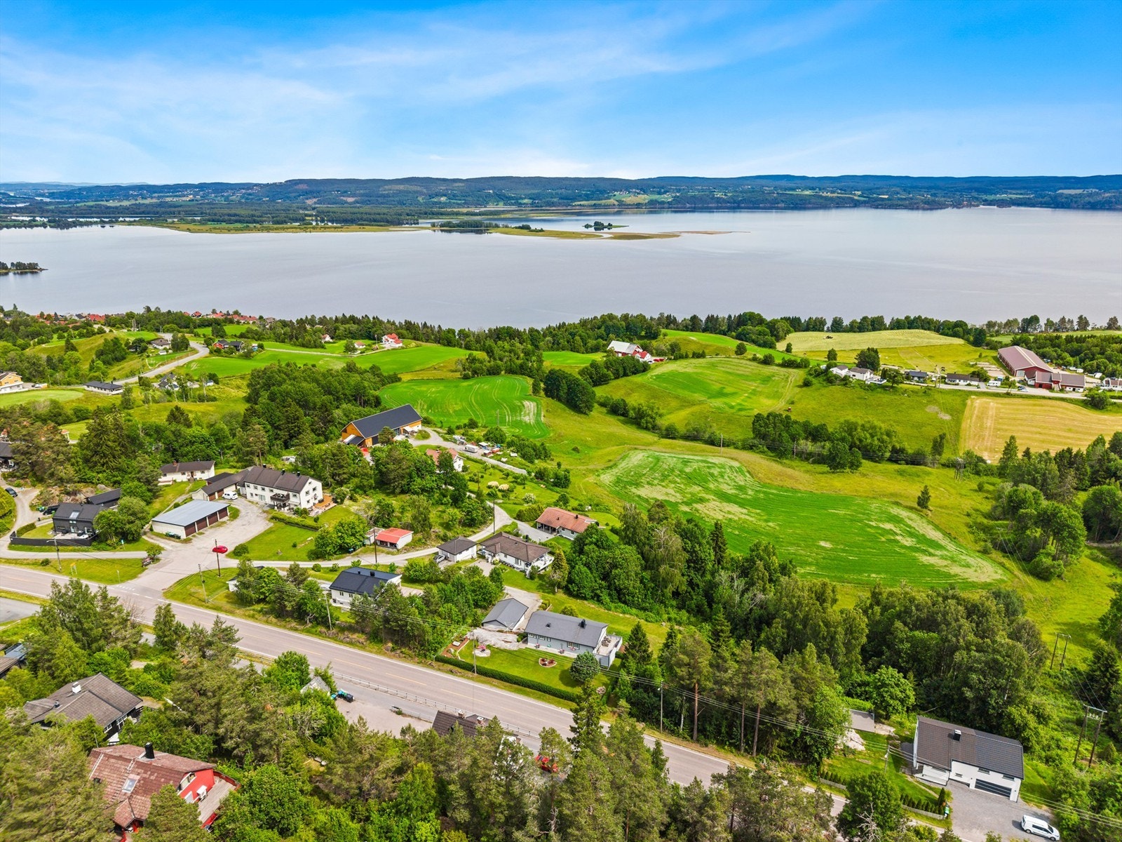 Eiendommens landlige beliggenhet med jorder, skog og utsikt mot Øyeren i bakgrunnen. Galleribilde