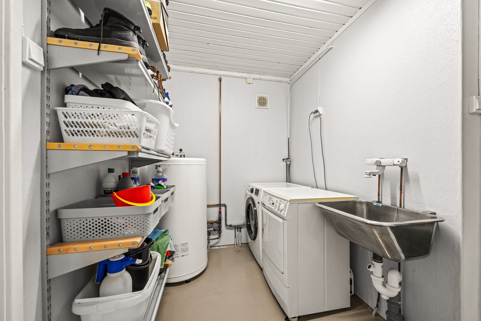 Separat vaskerom med utslagsvask og opplegg for vaskemaskin og tørketrommel. Galleribilde