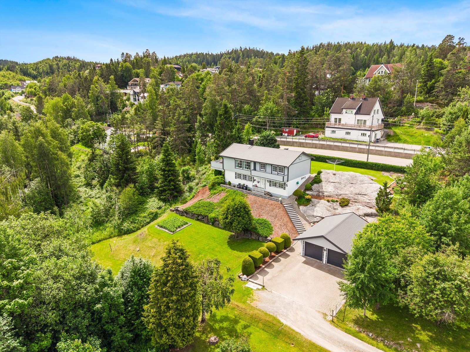 Huset har fått ny utvendig panel og taket er tekket med shingel. Galleribilde