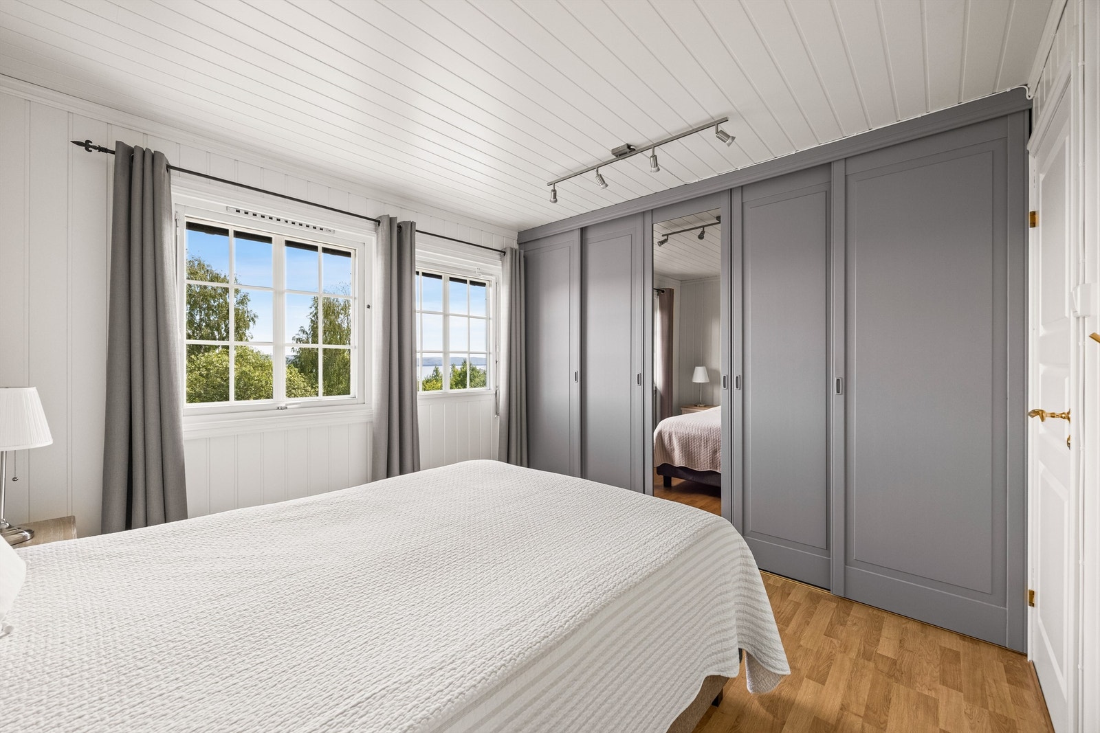 Stor garderobeløsning med skyvedører gir rikelig med oppbevaringsplass. Galleribilde