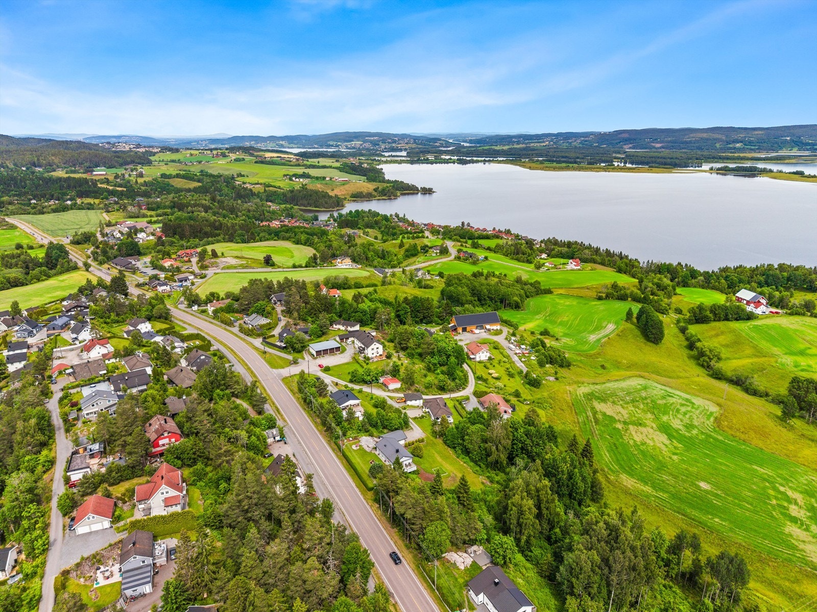 Nærmeste bussholdeplass, Fjellstadfeltet, er kun et par minutters gange unna. Galleribilde