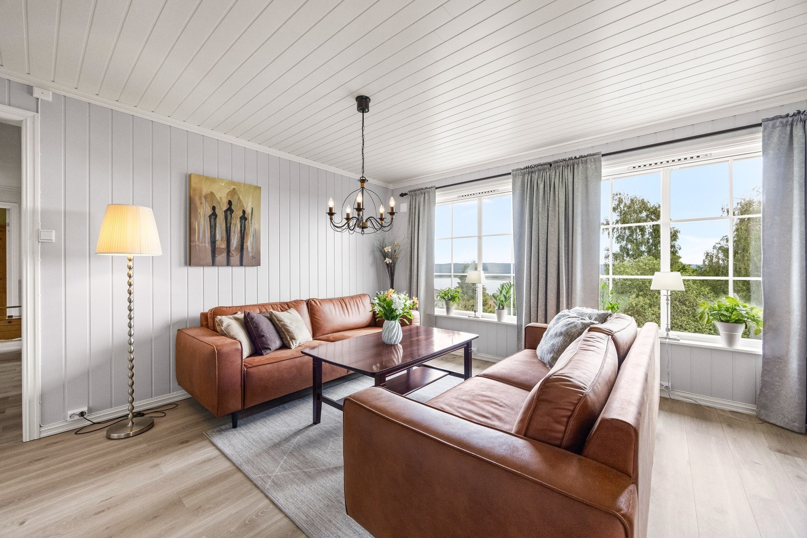 Her er det god plass for en stor sofagruppe for hele familien. Galleribilde