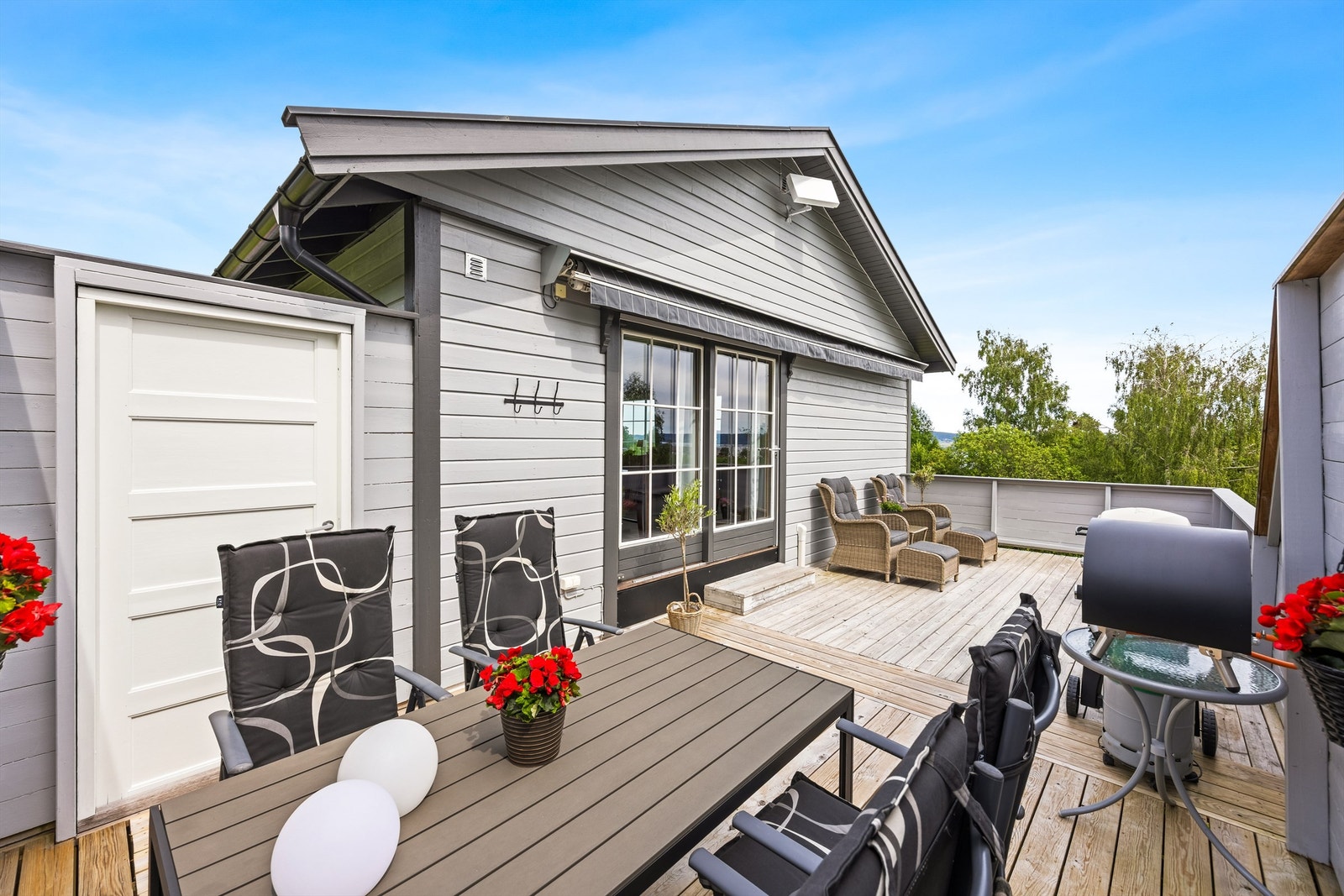 Stor terrasse med god plass til flere sittegrupper. Galleribilde