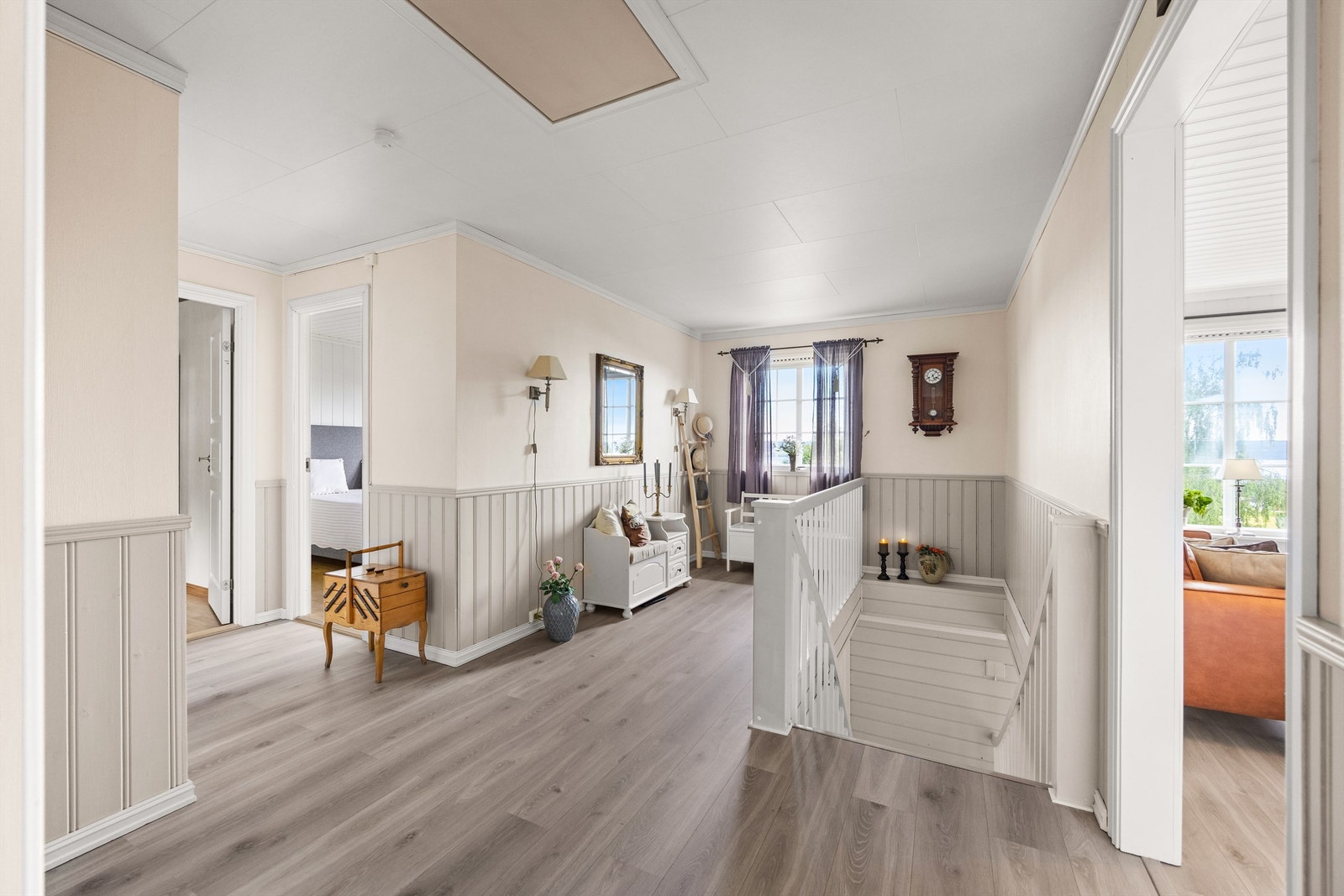 Loftstuen i andre etasje fungerer som et bindeledd mellom soverommene og stuen. Galleribilde
