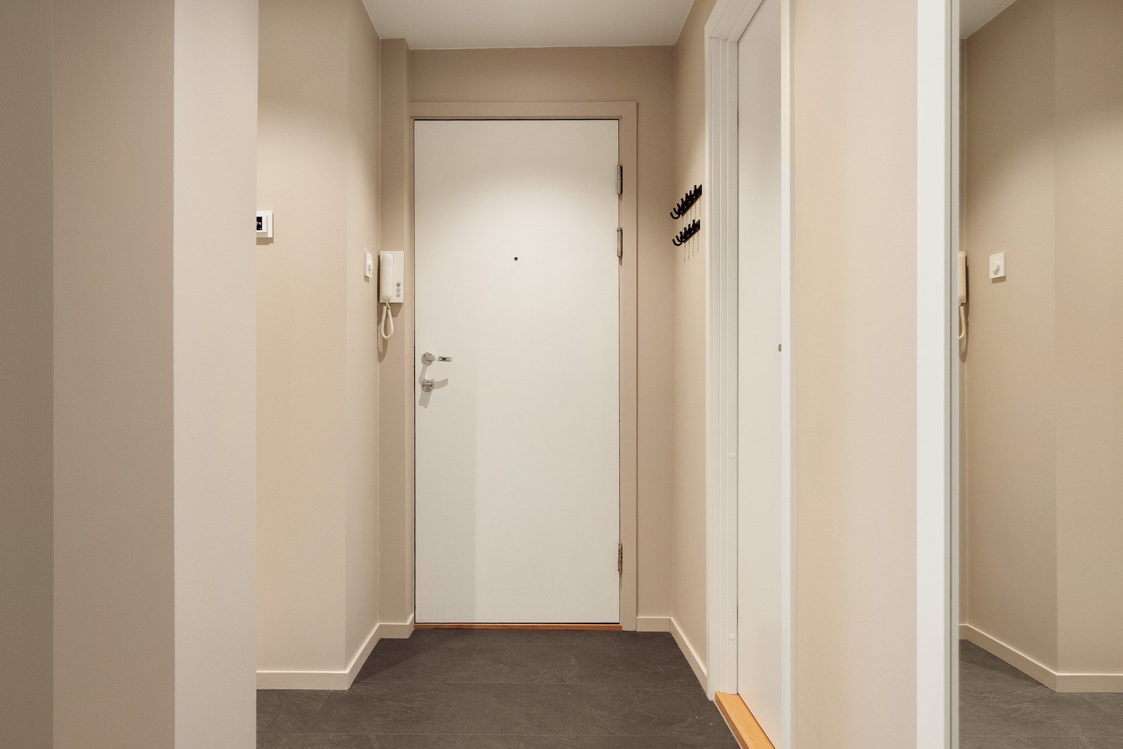 Leiligheten har adkomst til en entré på ca. 6 kvm, med gulvvarme og 1-stavs laminat på gulvet. Det er også porttelefon. Galleribilde