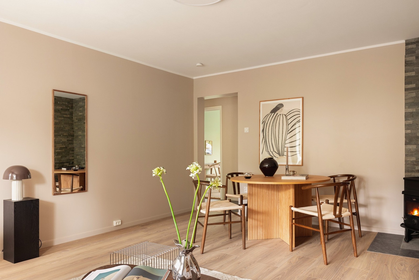 Her er det god plass til både sofagruppe, spiseplass og øvrig møblement. Galleribilde