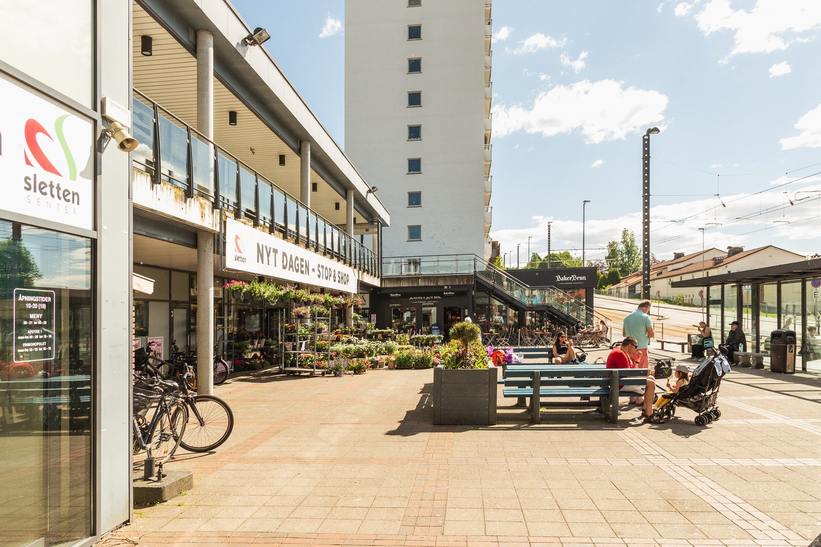 Sletten Senter ligger også i nærheten og byr på et godt utvalg av butikker og tjenester, blant annet dagligvarebutikk, Vinmonopol, lege, tannlege og frisør. Galleribilde