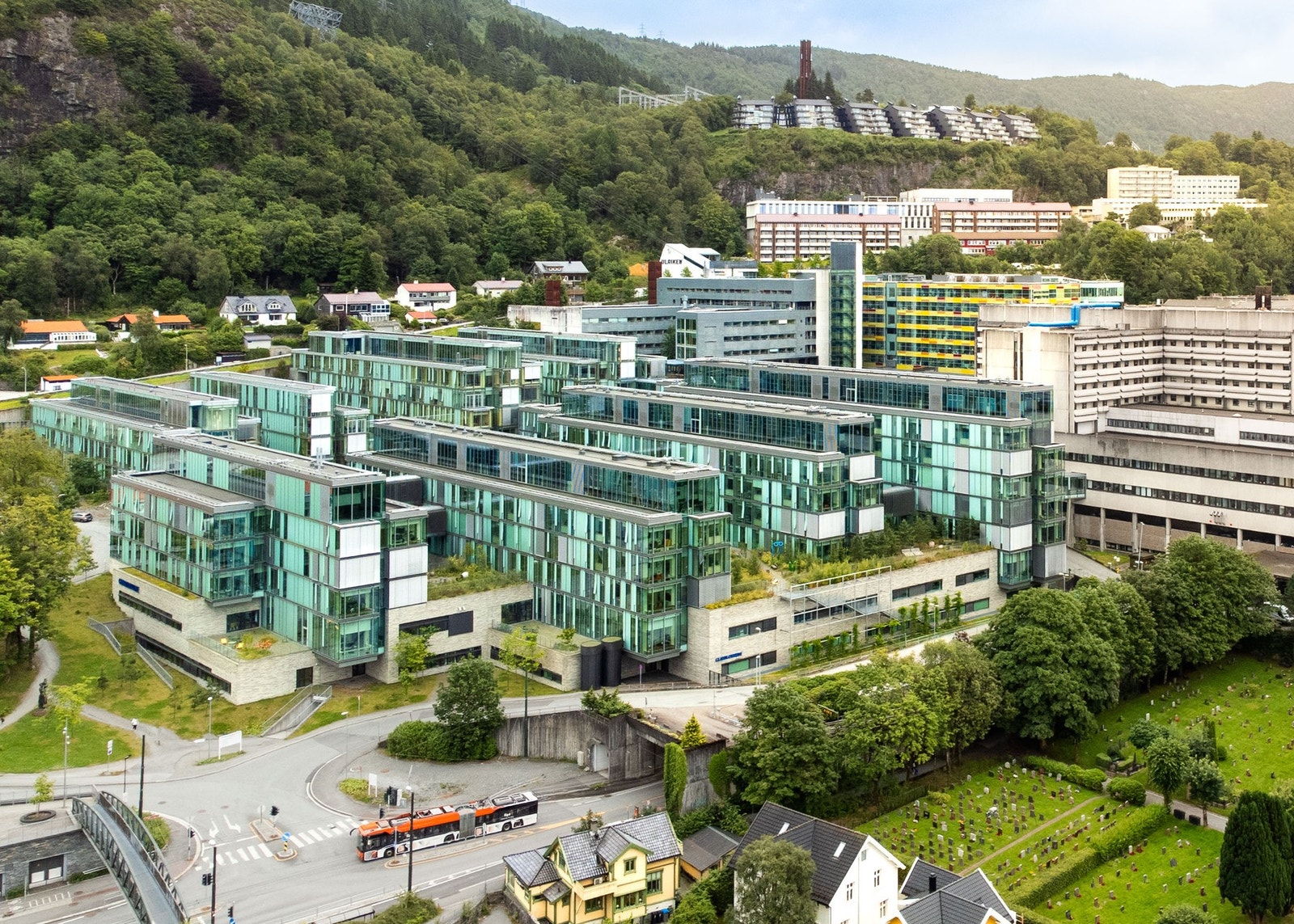 Høgskulen på Vestlandet ligger i kort gangavstand, og det er enkelt å komme seg til Haukeland universitetssjukehus, Haraldsplass og det medisinsk-odontologiske fakultet. Galleribilde