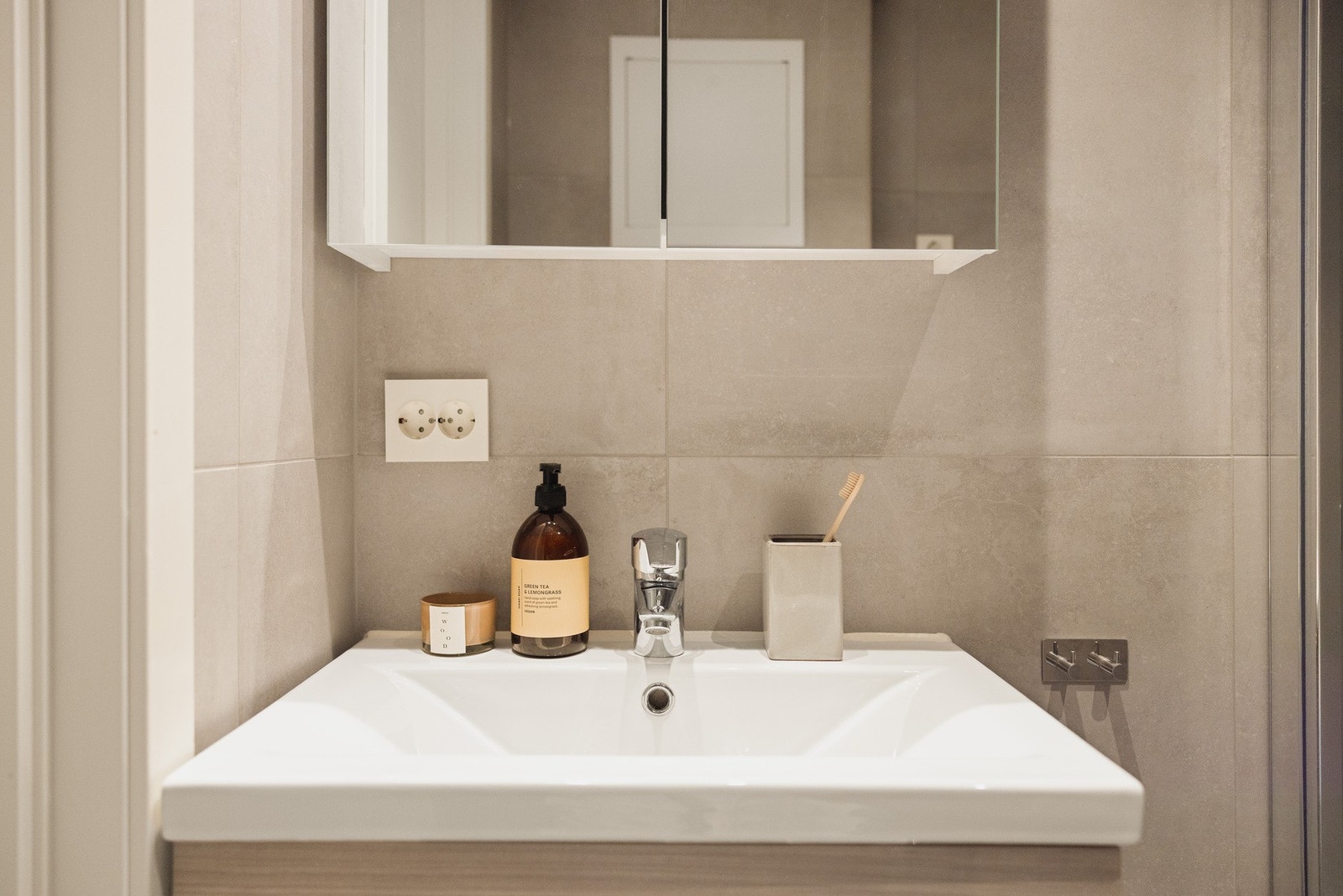 Badet har varmekabler i gulvet, innfelte downlights og er innredet med dusj med glassvegger, vegghengt toalett, baderomsinnredning og opplegg for vaskemaskin. Det foreligger dokumentasjon på arbeidene. Galleribilde
