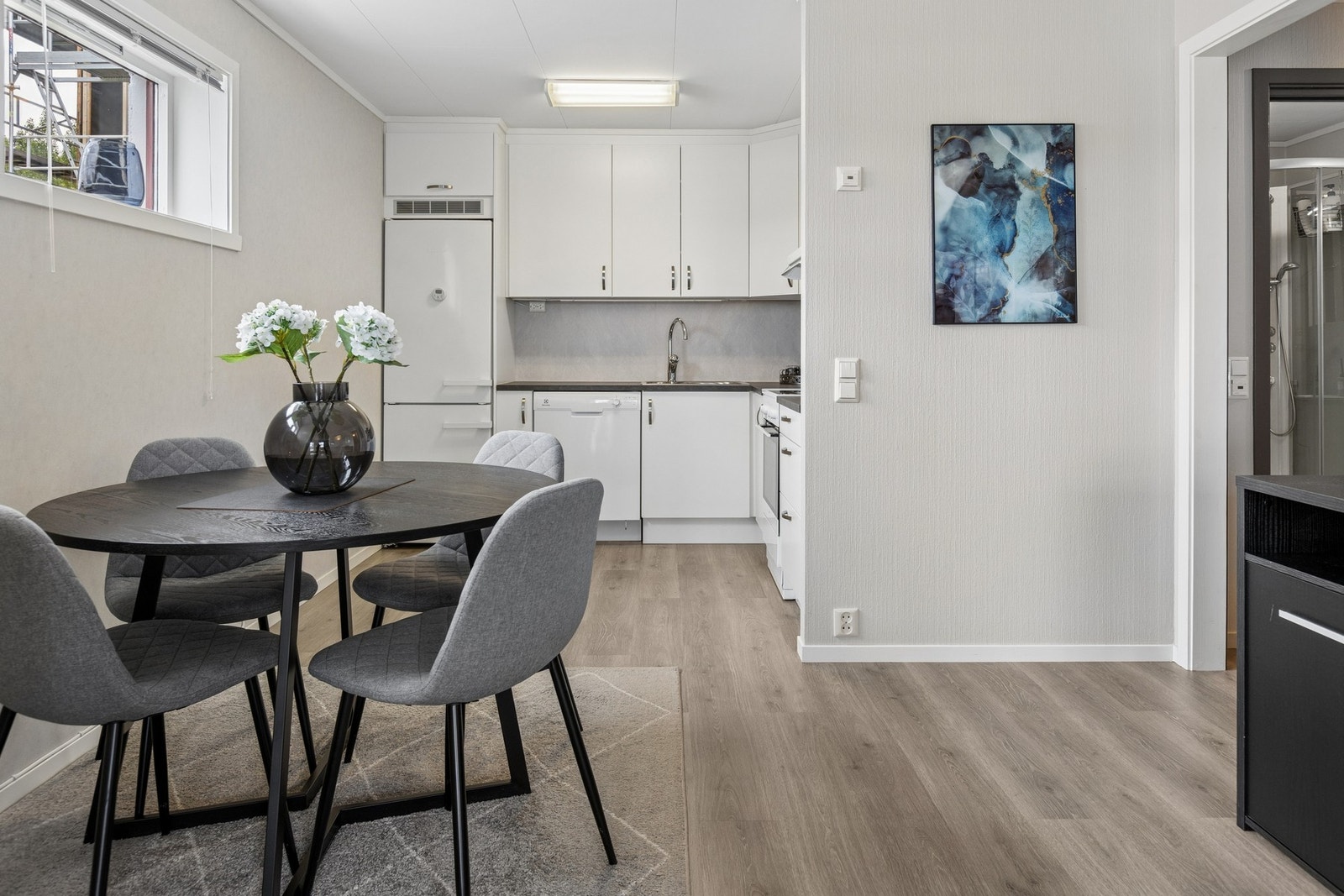 Åpen løsning mellom stue og kjøkken gir god romfølelse og plass til spisebord. Galleribilde
