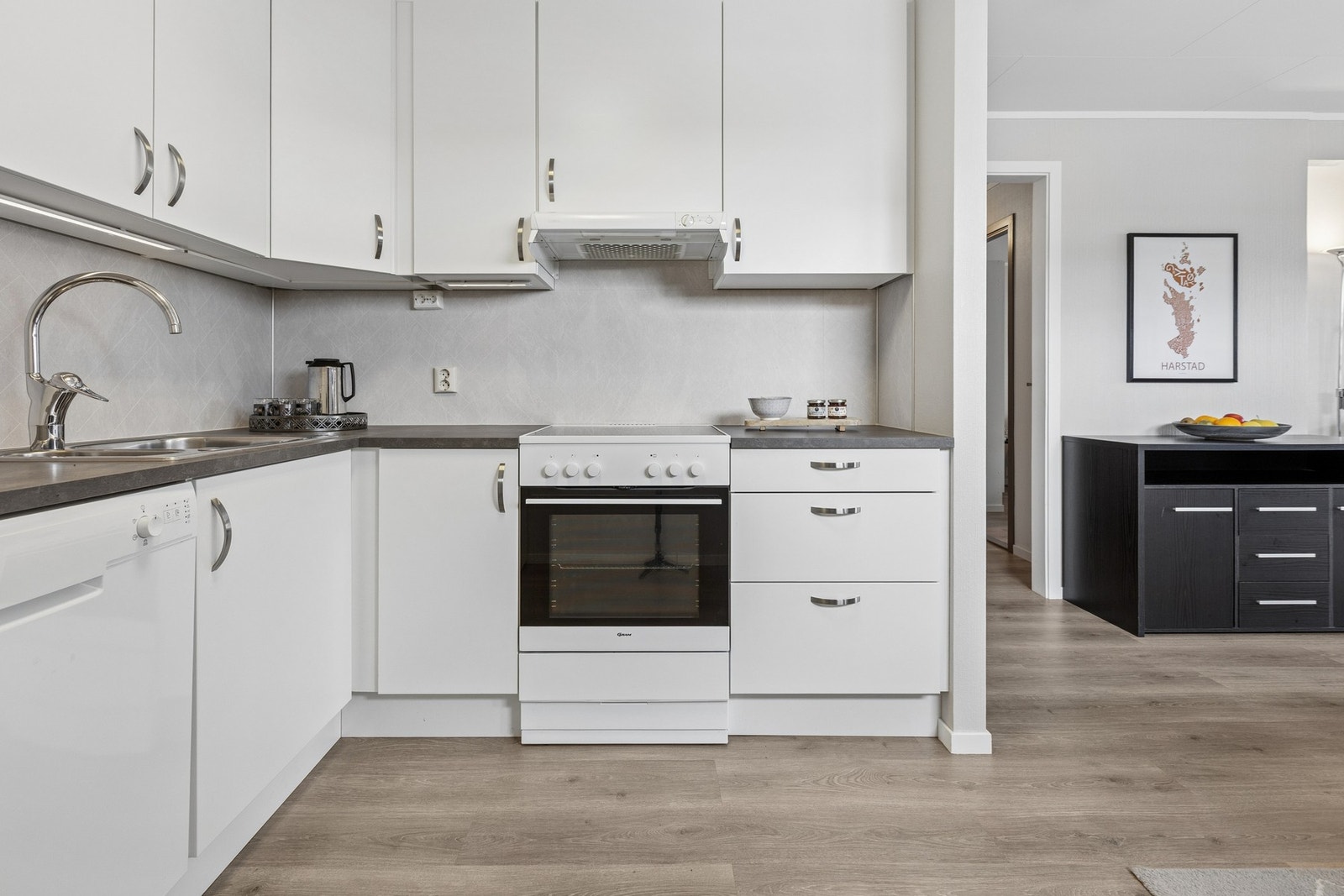 Kjøkkeninnredning med hvite, glatte fronter og laminatbenkeplate. Galleribilde