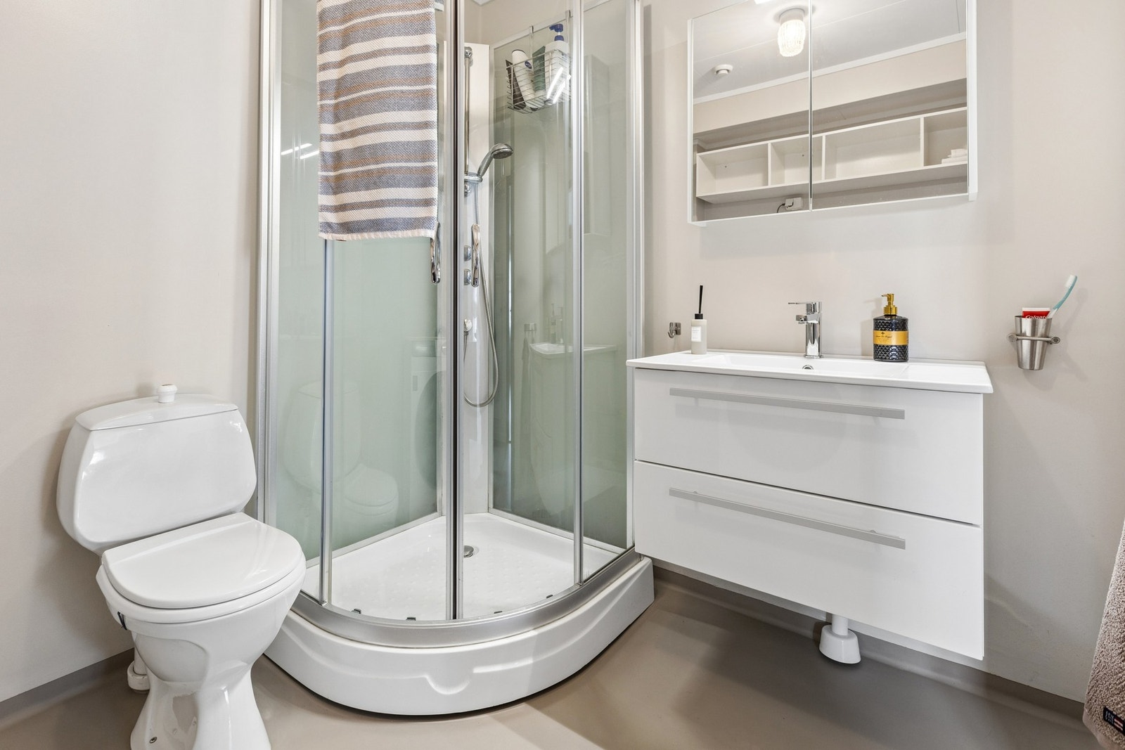 Badet har gulvbelegg og malte veggflater. Galleribilde
