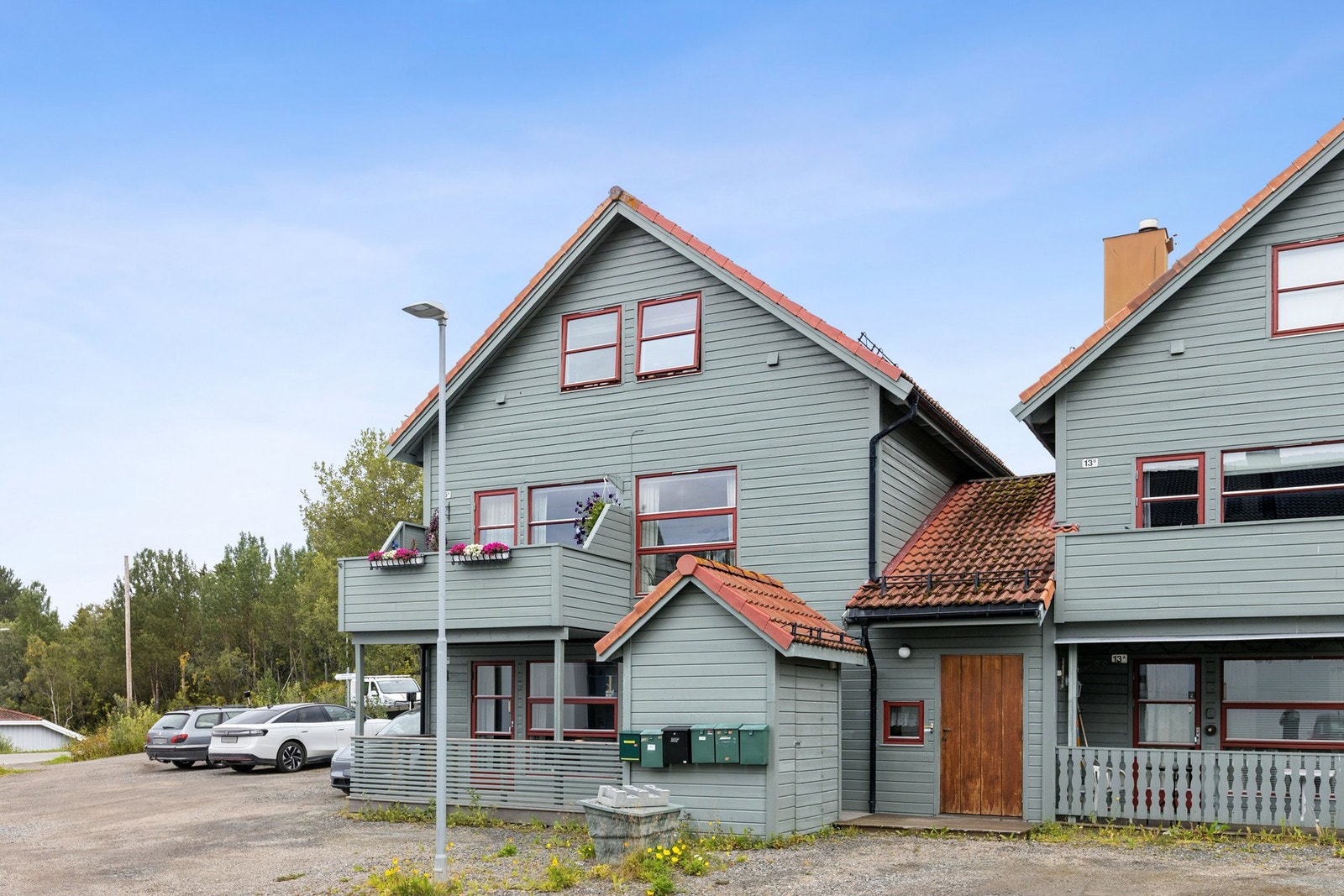 Parkering på felles, gruset gårdsplass. Galleribilde