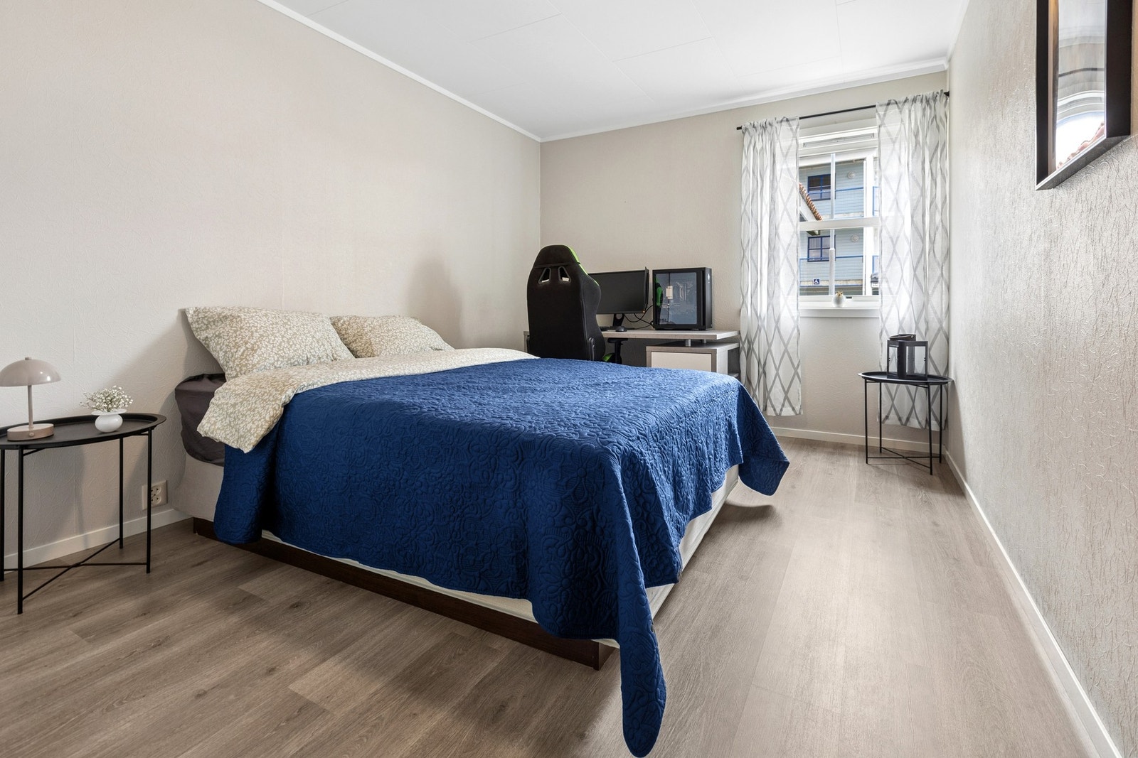 Soverommet har plass til både dobbeltseng og kontorplass. Galleribilde