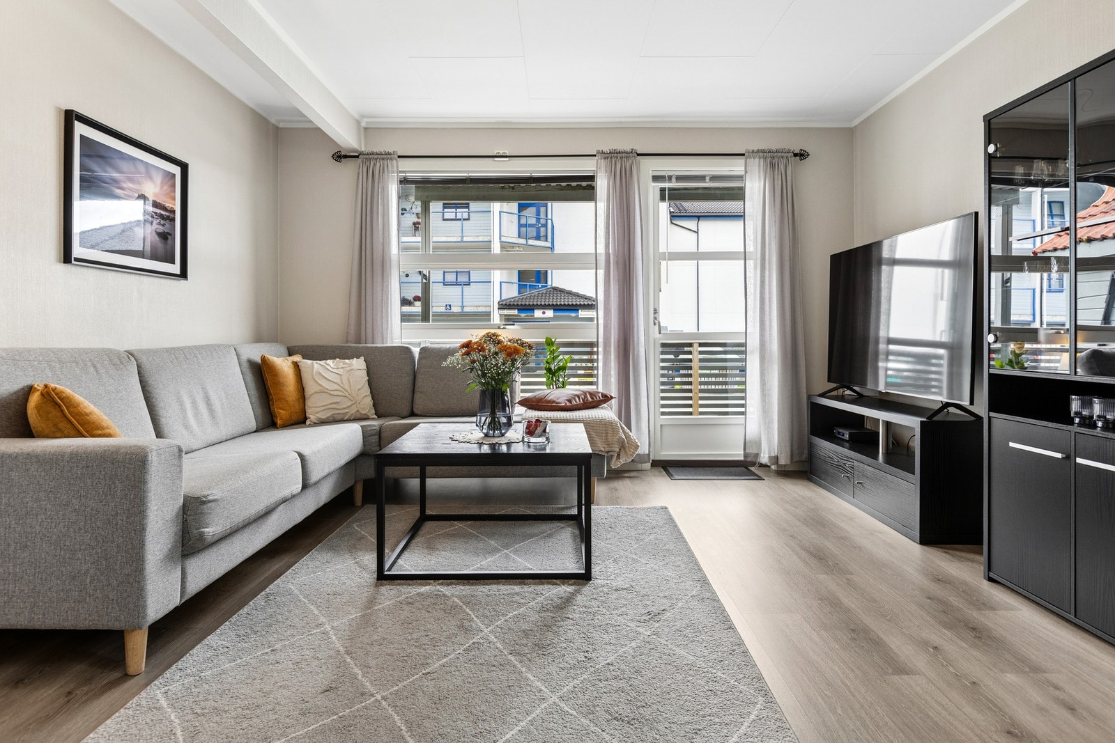 Stuen har god plass til en romslig sofagruppe. Galleribilde