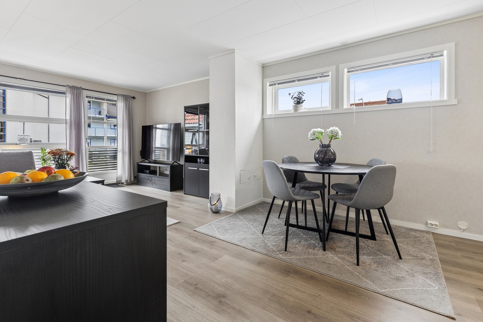 Gjennomgående laminatgulv i lyse, moderne farger. Galleribilde
