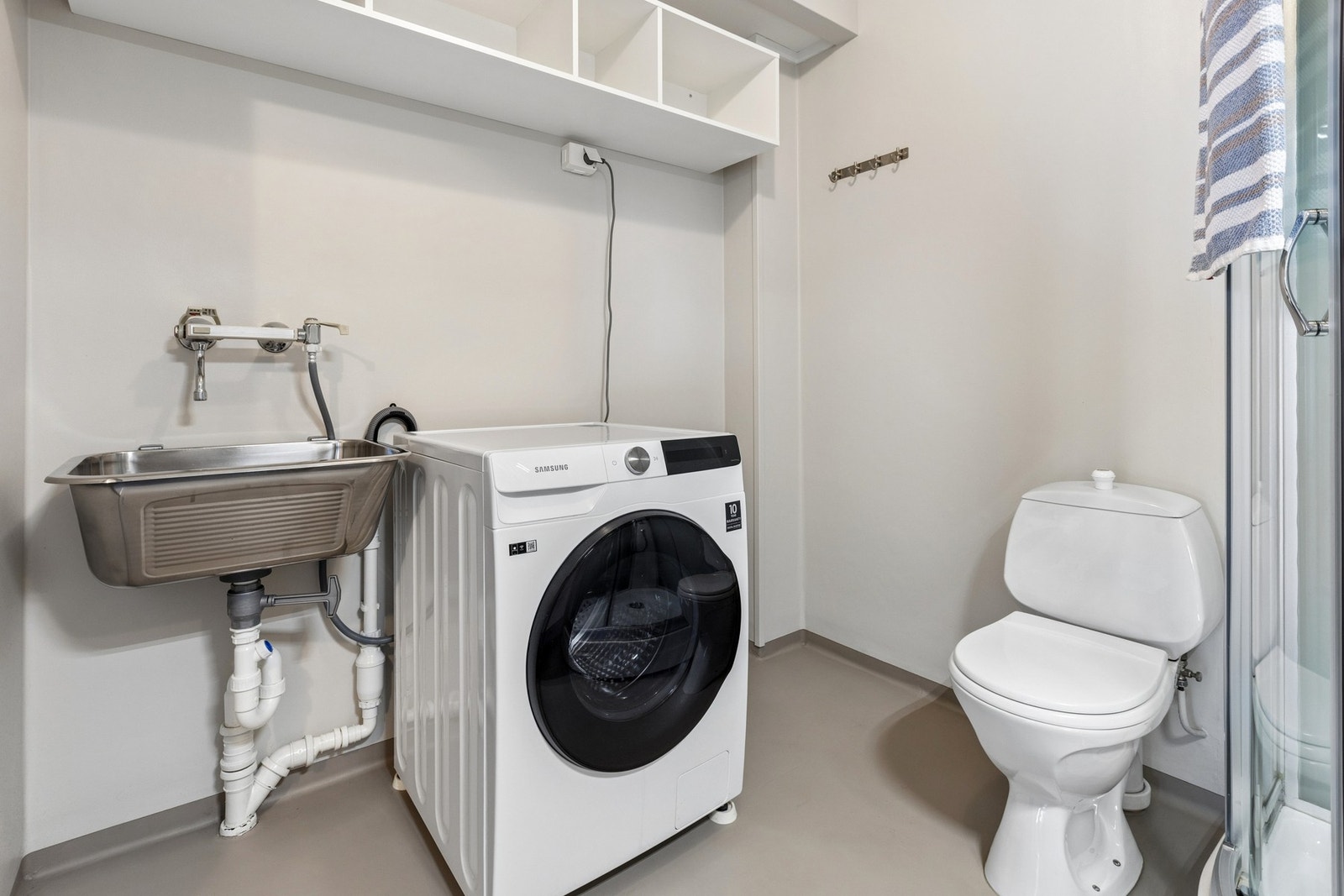 Praktisk utslagsvask og hyller for ekstra oppbevaring på badet. Galleribilde