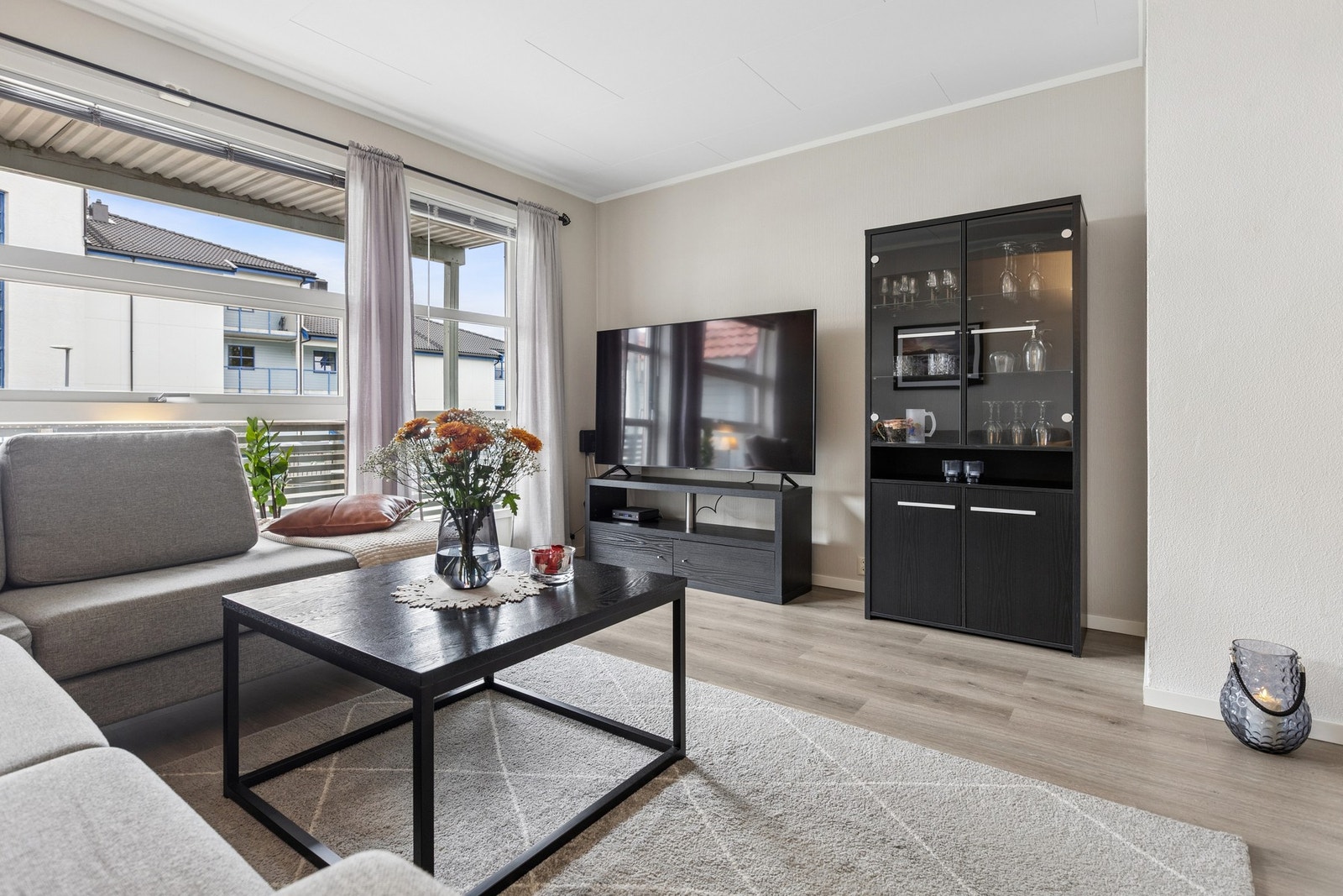 Store vindusflater slipper inn rikelig med naturlig lys. Galleribilde