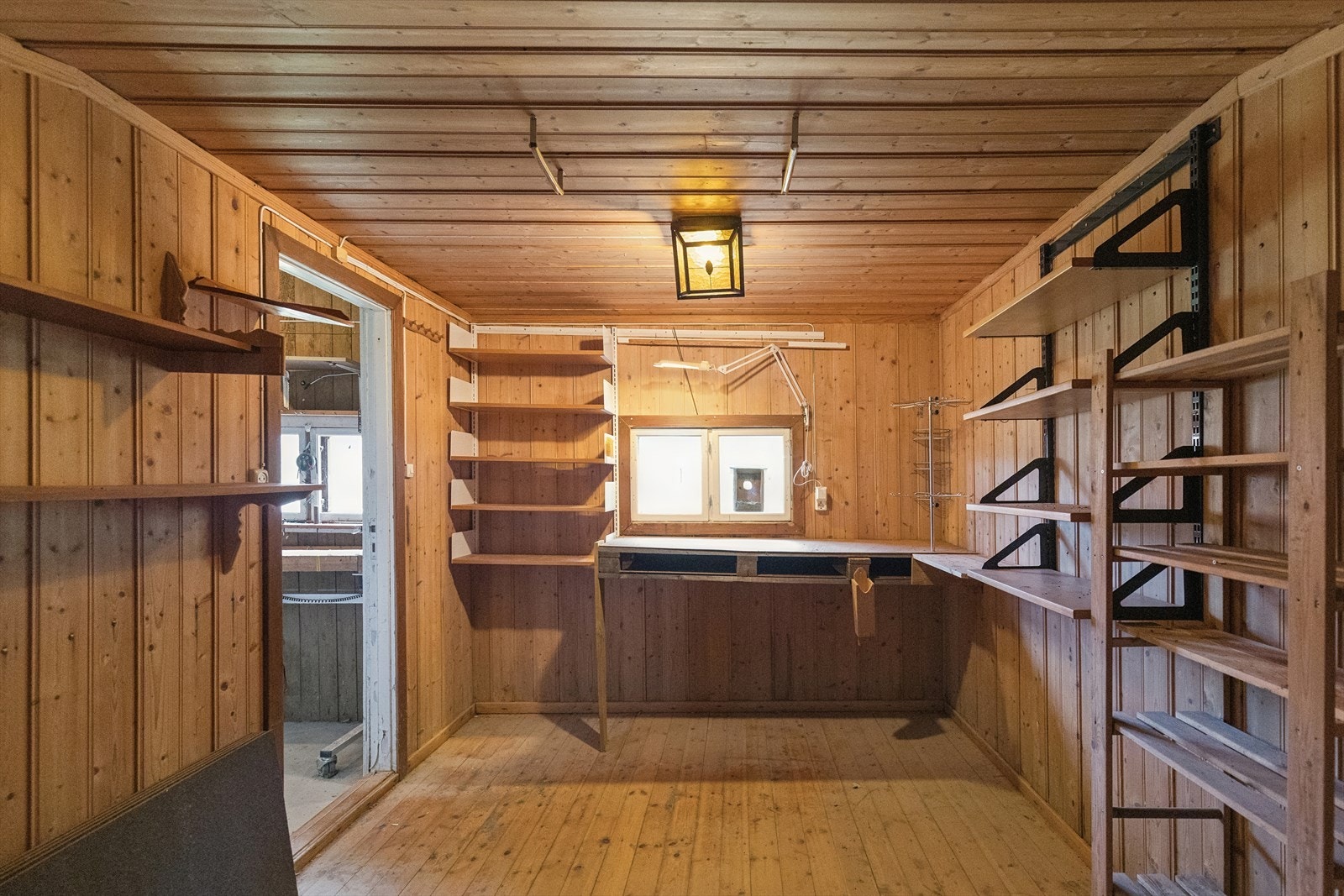 Tilhørende eiendommen er det blant annet to uthus/garasje/boder på til sammen ca. 59 m², brukt til bod og lagring. Galleribilde