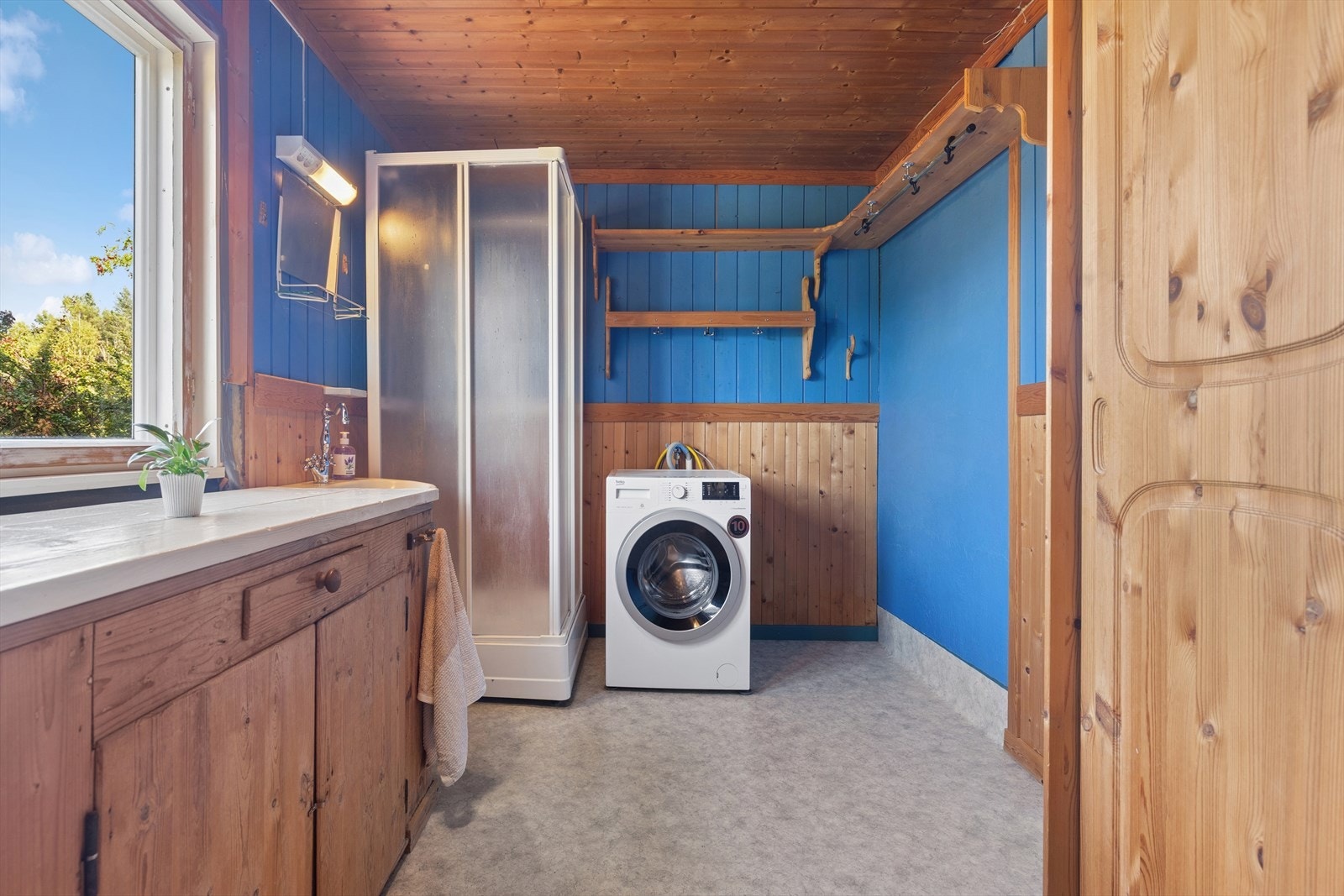 Badet er utstyrt med dusjkabinett, servant og toalett, samt opplegg for vaskemaskin. Galleribilde