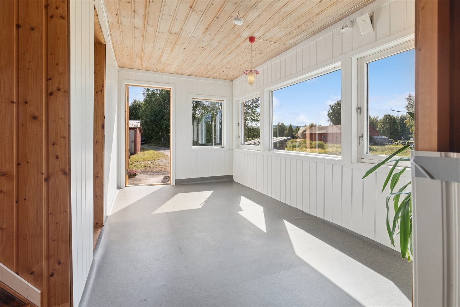Inngangen til boligen er via en påbygd terrasse/gang som fungerer som vindfang. Galleribilde