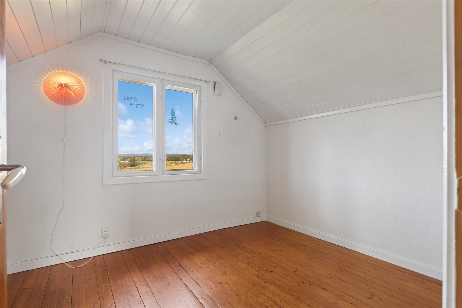 Lyst soverom i andre etasje med en målt takhøyde på cirka 2,09 meter. Galleribilde