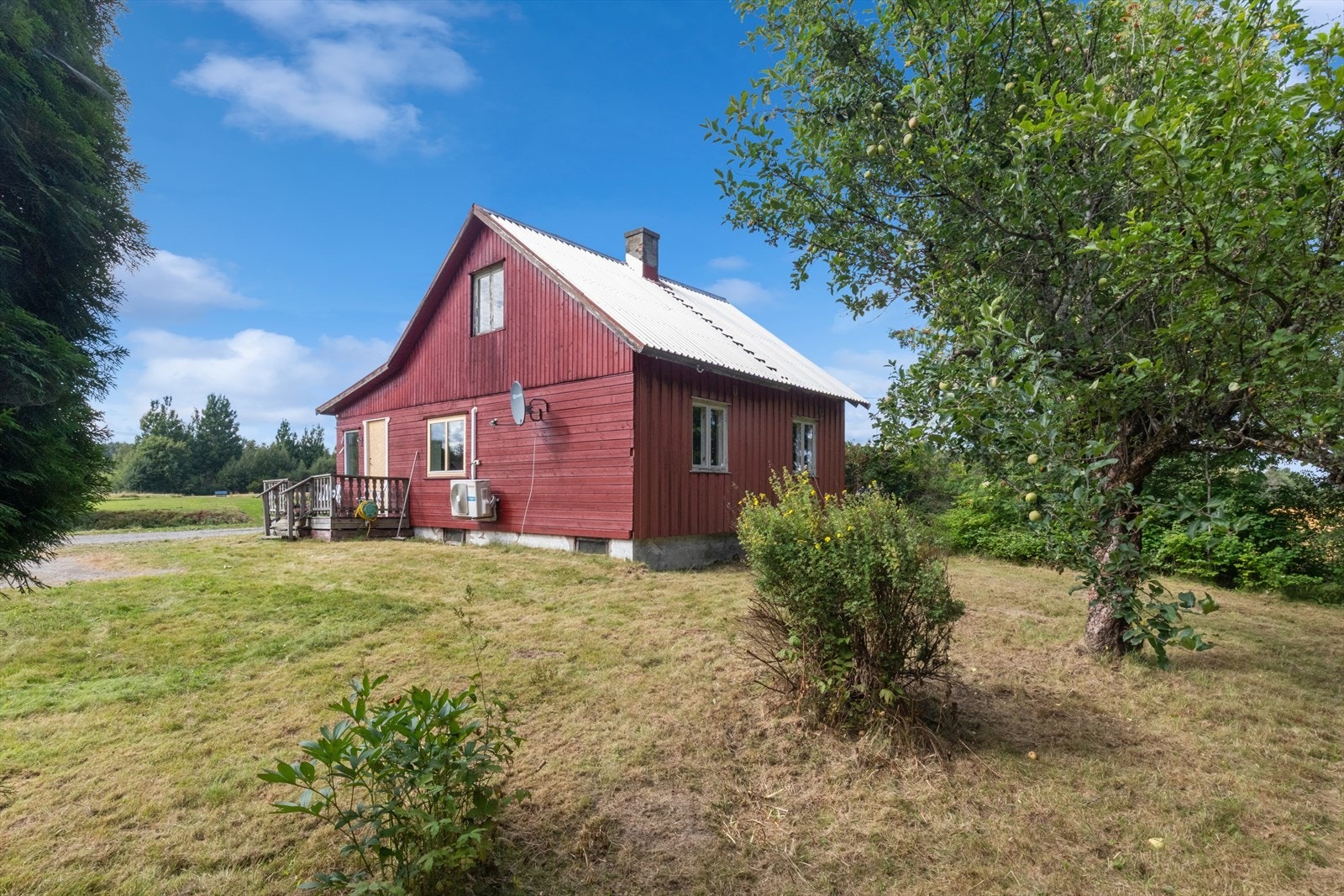 Flat og anvendelig tomt som gir rikelig med tumleplass for liten og stor. Galleribilde
