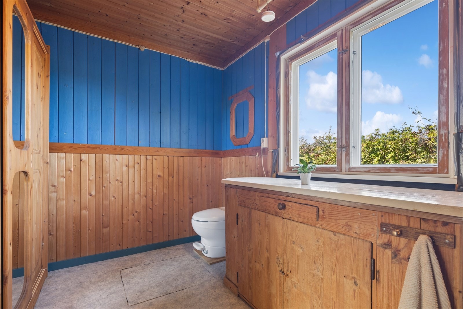 Badet i 1. etasje var tidligere kjøkken og er gjort om til våtrom, og herfra er det luke i gulvet med tilgang til krypkjelleren. Galleribilde