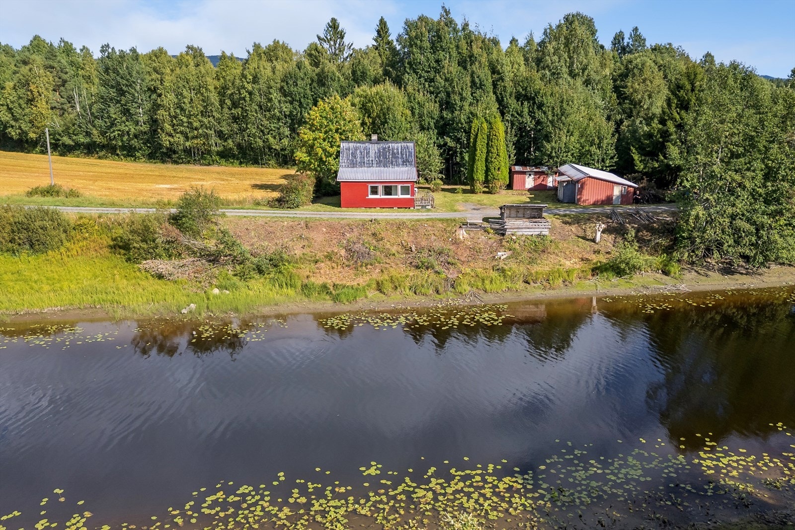 Stor selveiertomt på cirka 3,4 mål(inkludert arealet i Åa) med strandlinje. Galleribilde