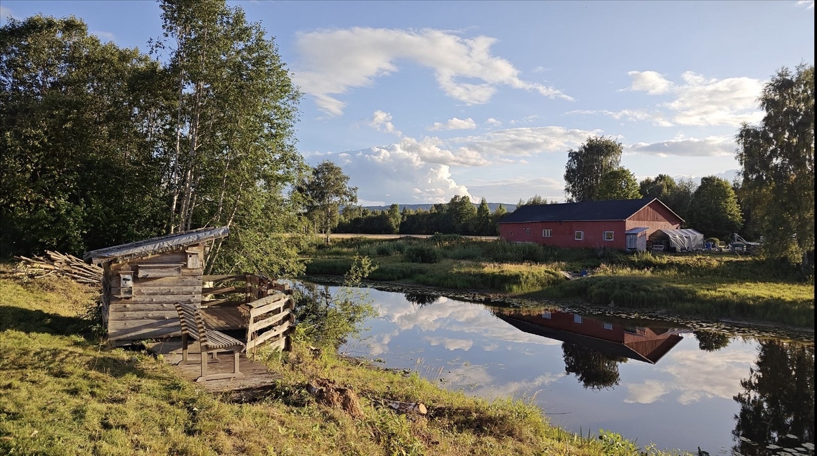Herlig landlig idyll og blikkstille vann i Oppstadåa. (Selgers private bilde fra nede ved strandlinjen) Galleribilde