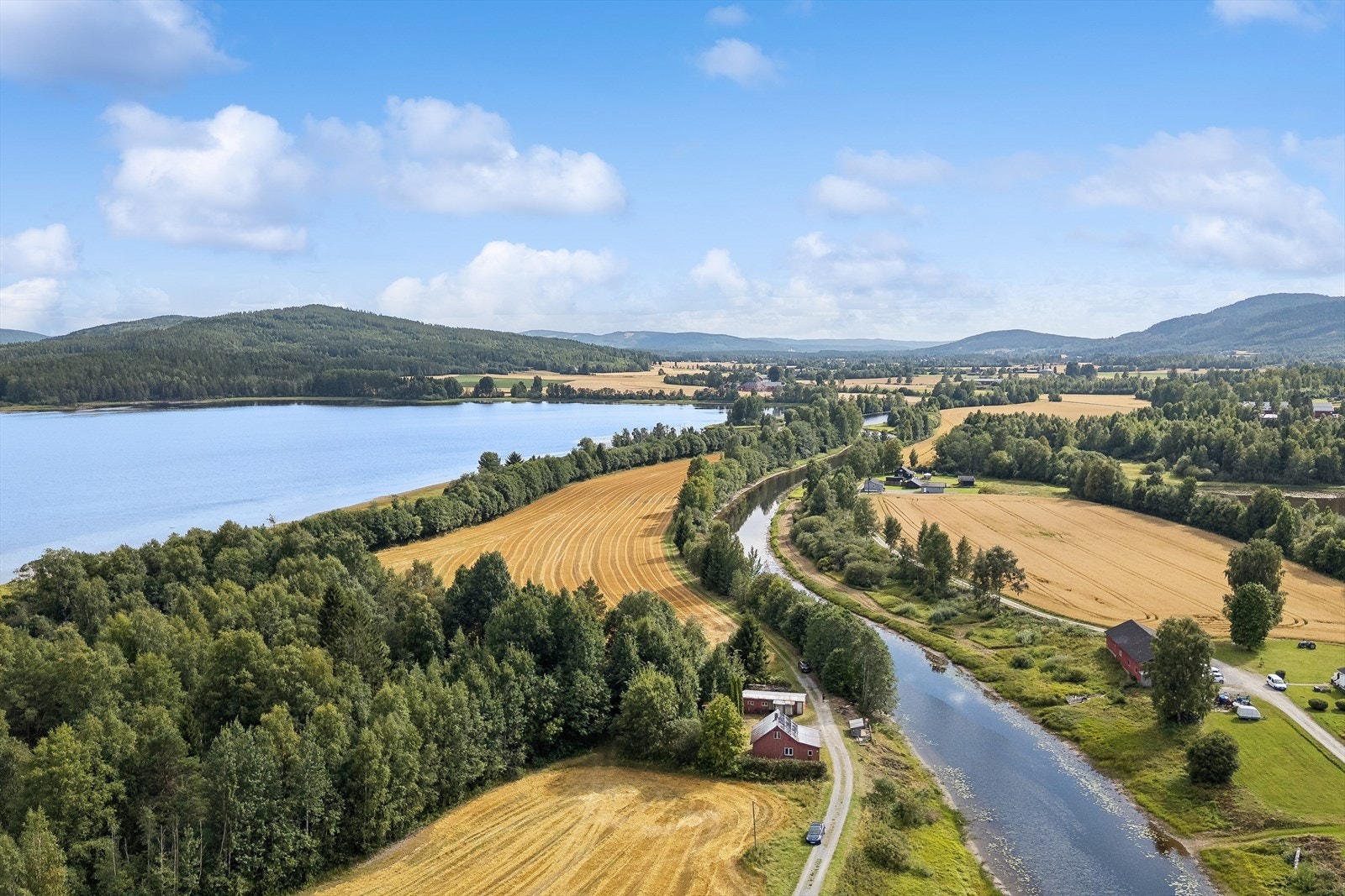 Beliggenheten ved elvebredden gir gode muligheter for fiske, bading og båtliv. Det er kun en annen bolig innenfor denne i veien. Galleribilde