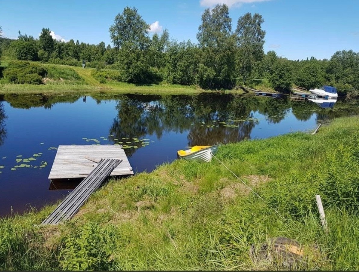 Bilde av tidligere flytebrygge som lå på eiendommen. (Selgers private bilde) Galleribilde