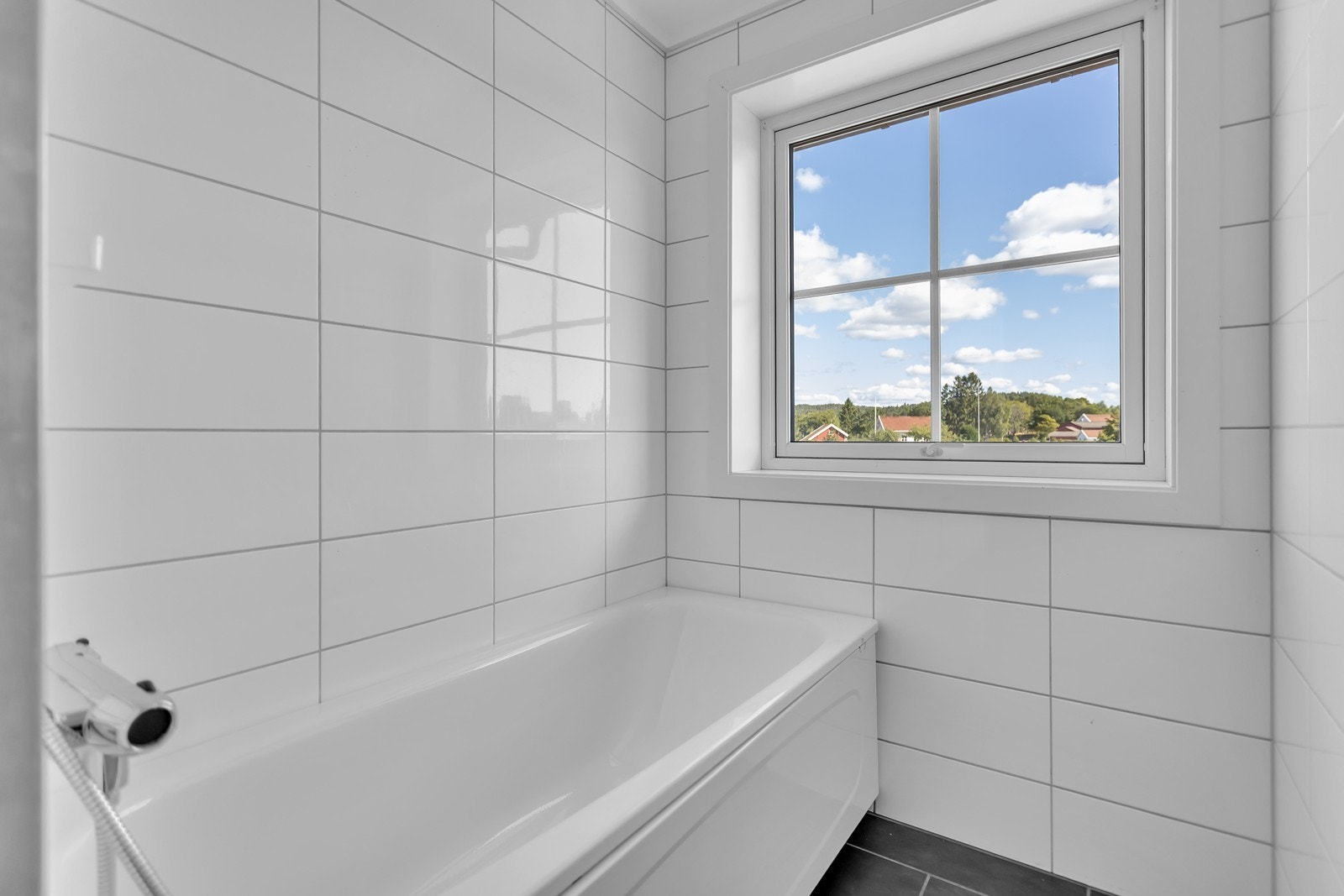 Badekaret i 2. etg. innbyr til en avslappende stund, med vindu som slipper inn dagslys og gir en hyggelig utsikt mens du slapper av. Galleribilde