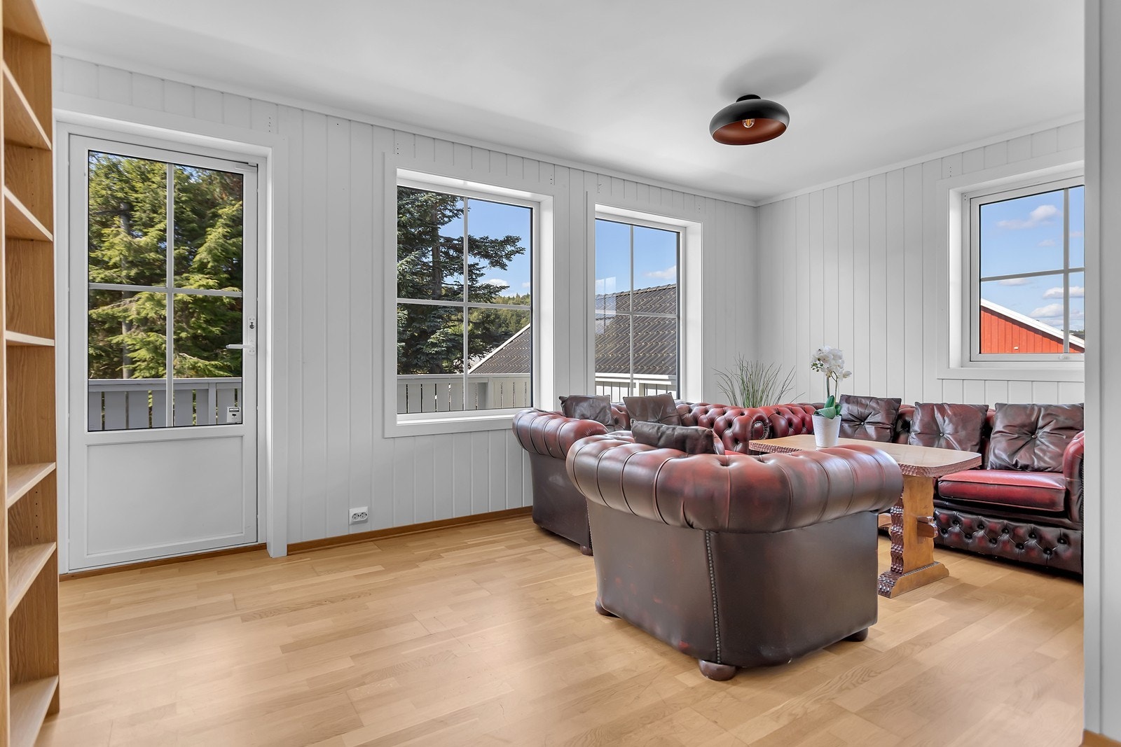 Store vindusflater fyller stuen i 2.etg. med dagslys og gir fin utsikt over omgivelsene, og fra stuen er det utgang til egen balkong. Galleribilde