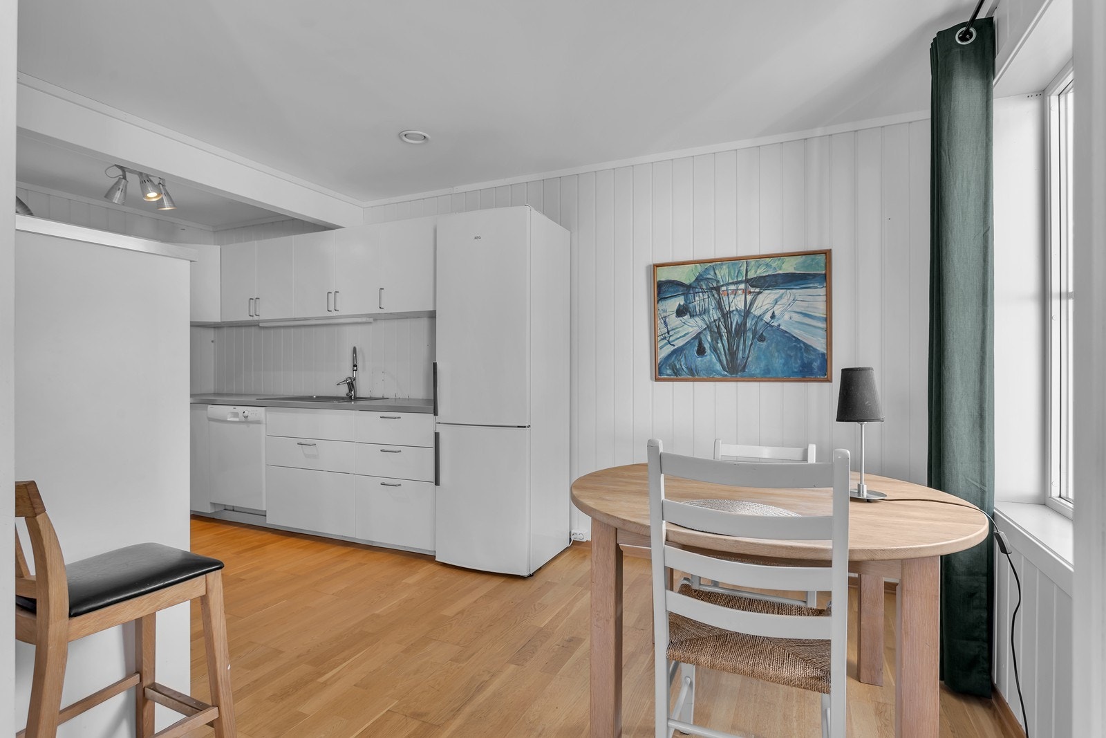 Det er også plass til spisebord på kjøkkenet. Galleribilde