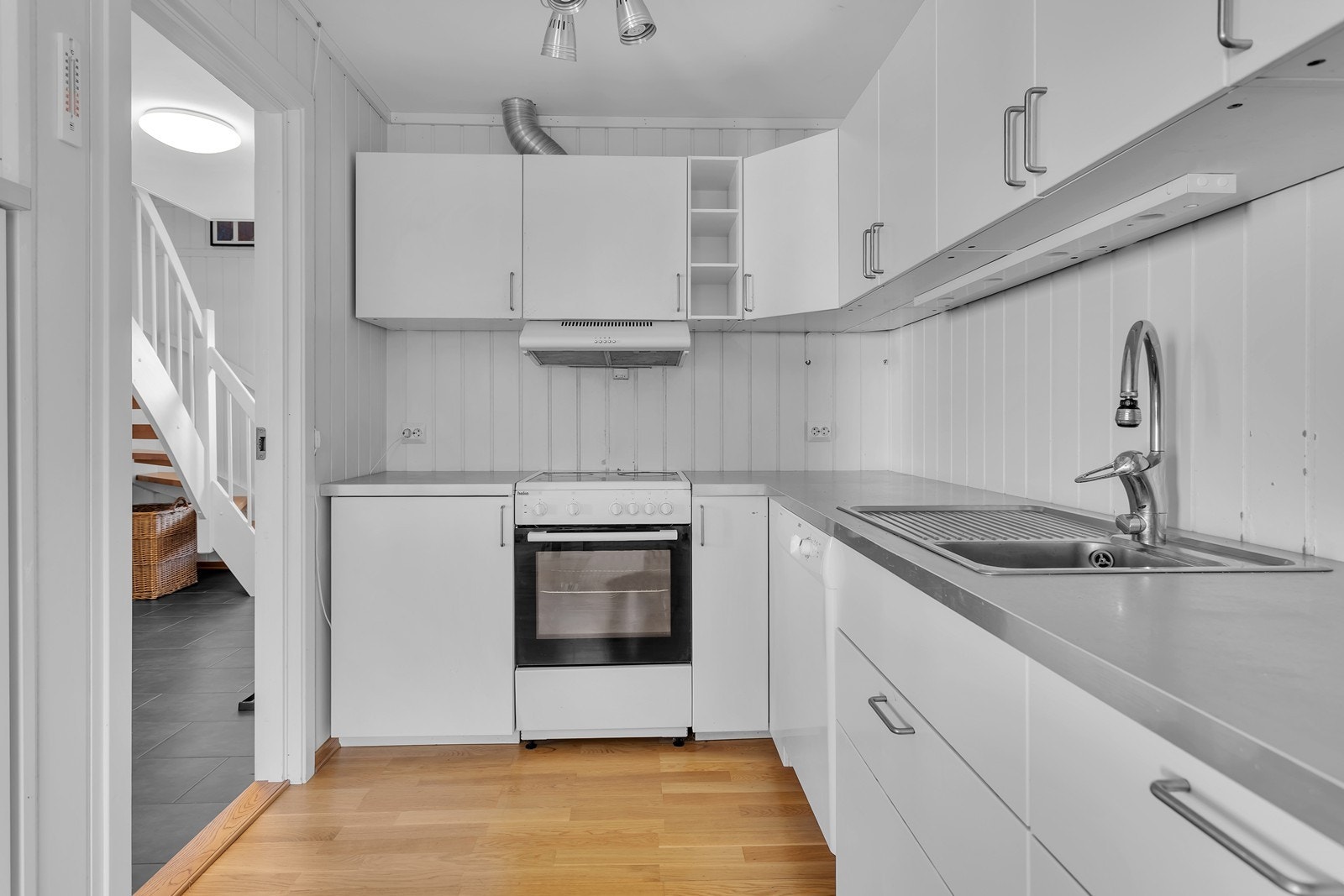 Lyst kjøkken med direkte inngang fra gang. Galleribilde