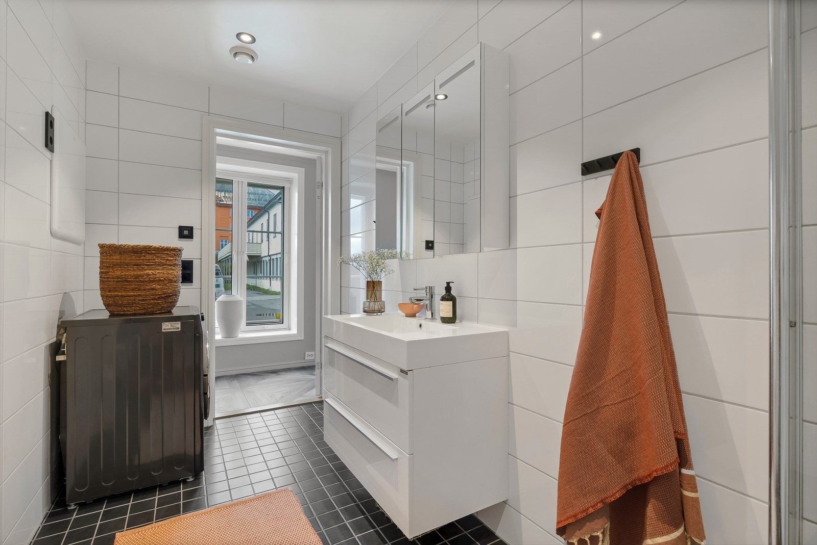 Innredning med plass til oppbevaring også i speil. Downlights i tak og varmekabler i gulvet! Galleribilde